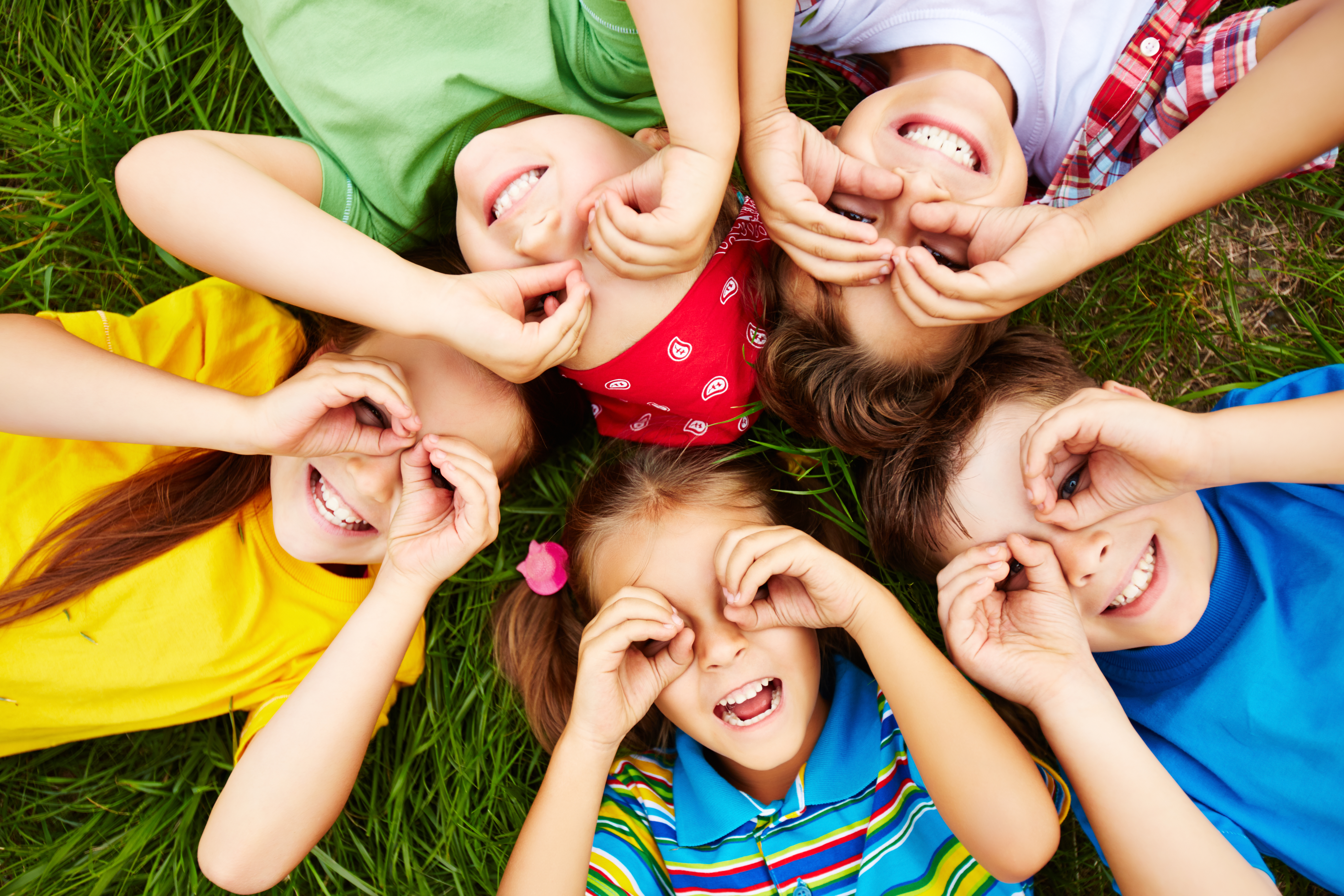enfants-jouant-herbe.jpg