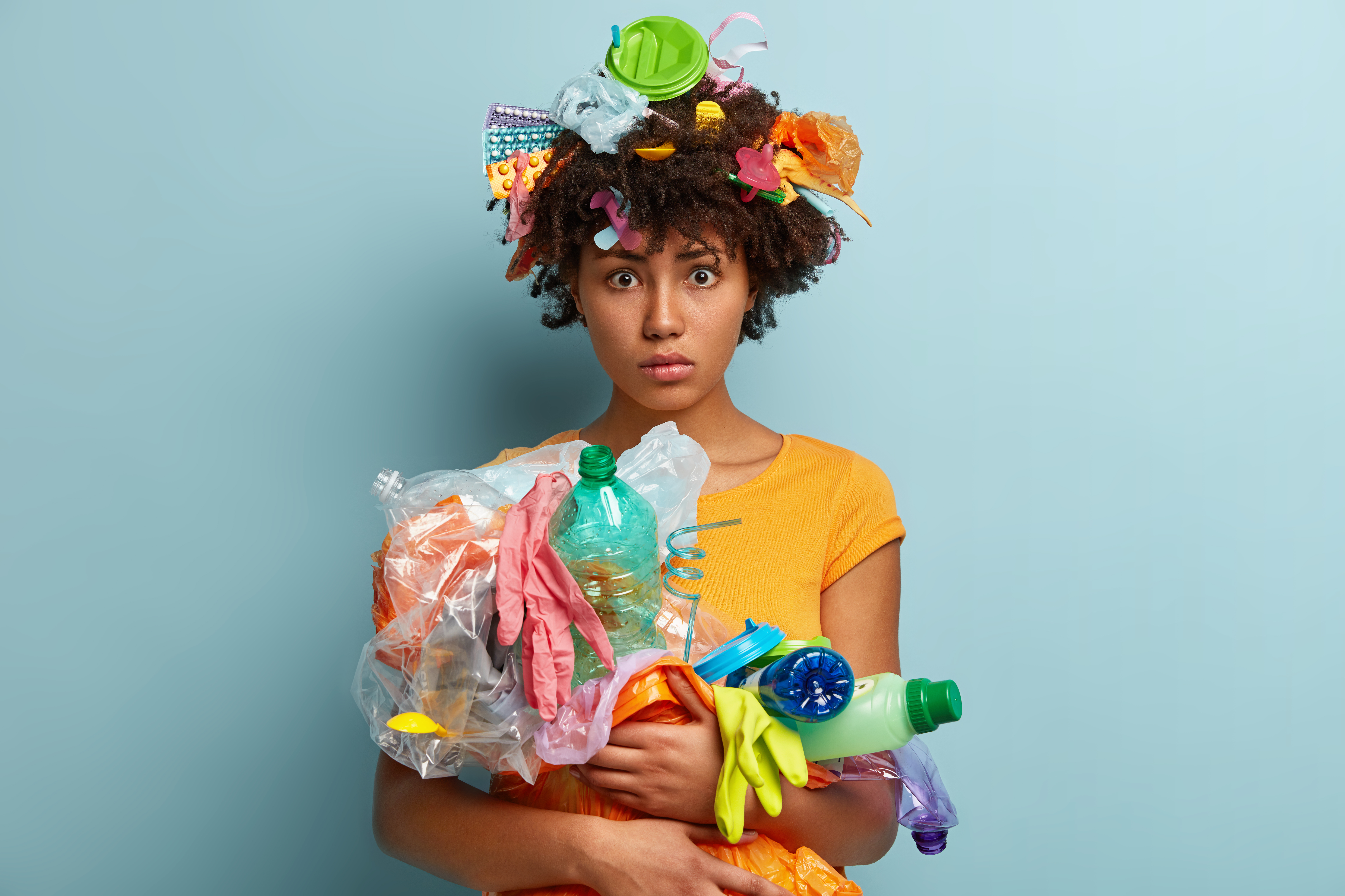 femme-avec-des-dechets-plastiques-dans-un-sac-en-filet.jpg