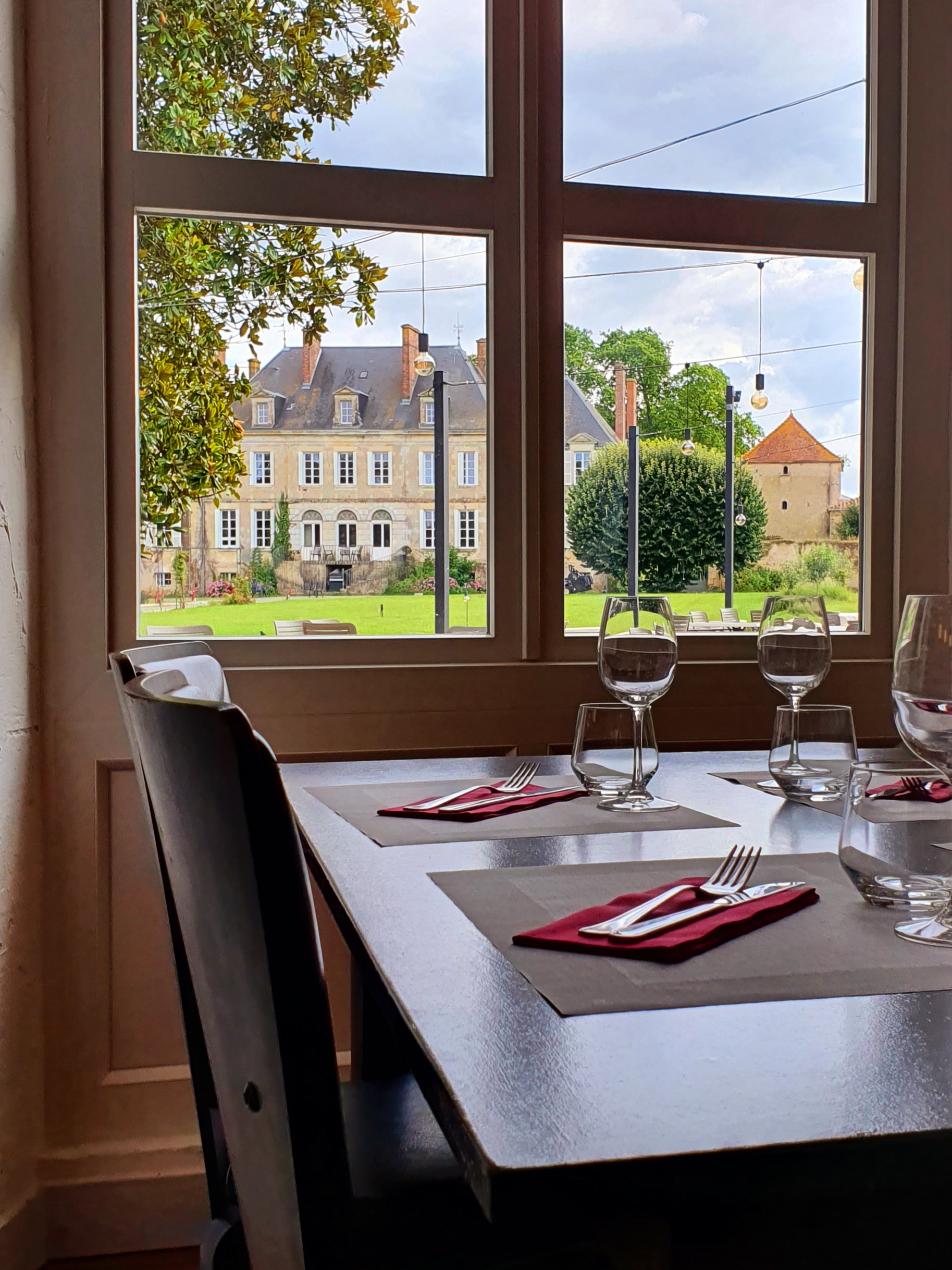 TABLE ET VUE SUR CHATEAU.jpg