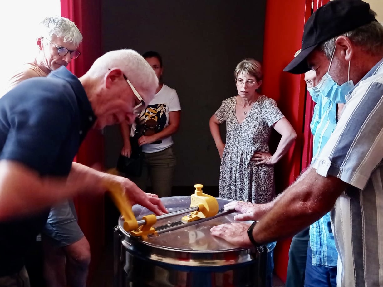 220715_Récolte miel08.jpeg