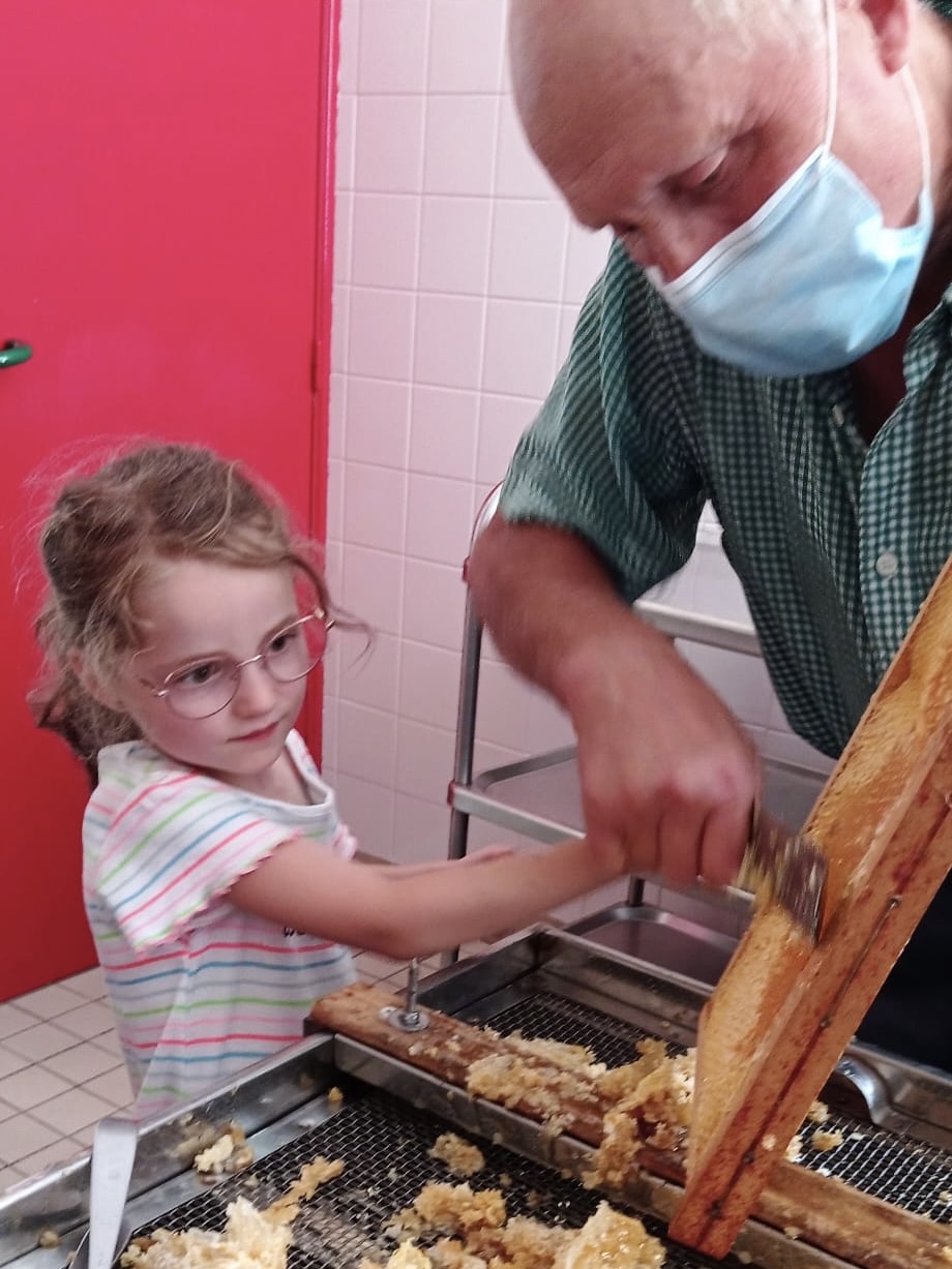 220715_Récolte miel09.jpeg