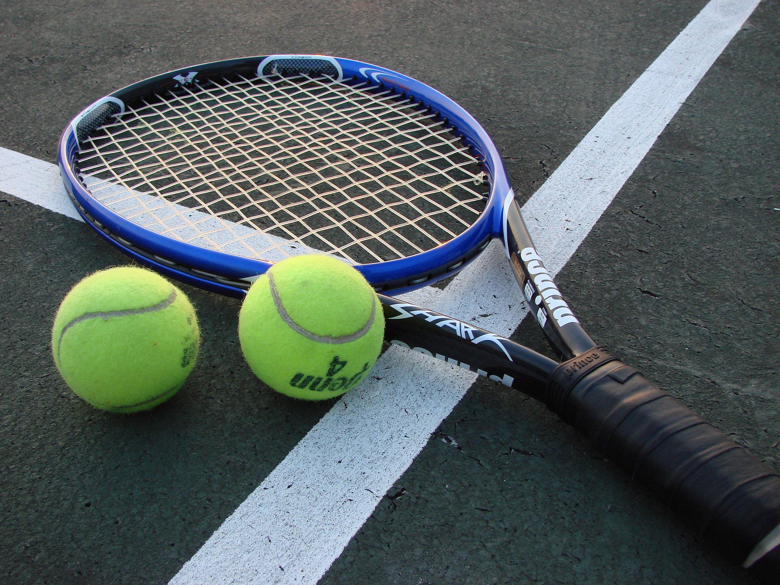 Tennis_Racket_and_Balls.jpg