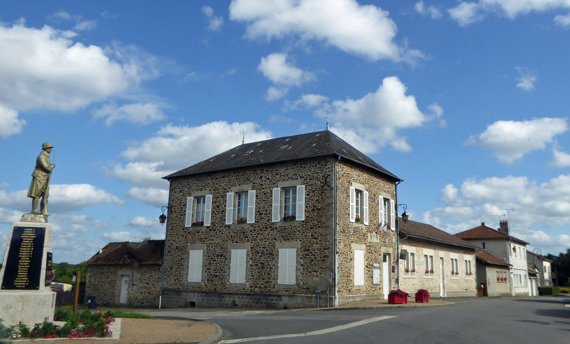 Mairie de Blanzac.jpg