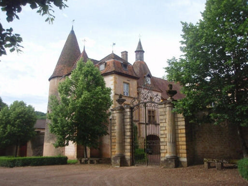 Entree_du_chateau_de_Gatellier.jpg