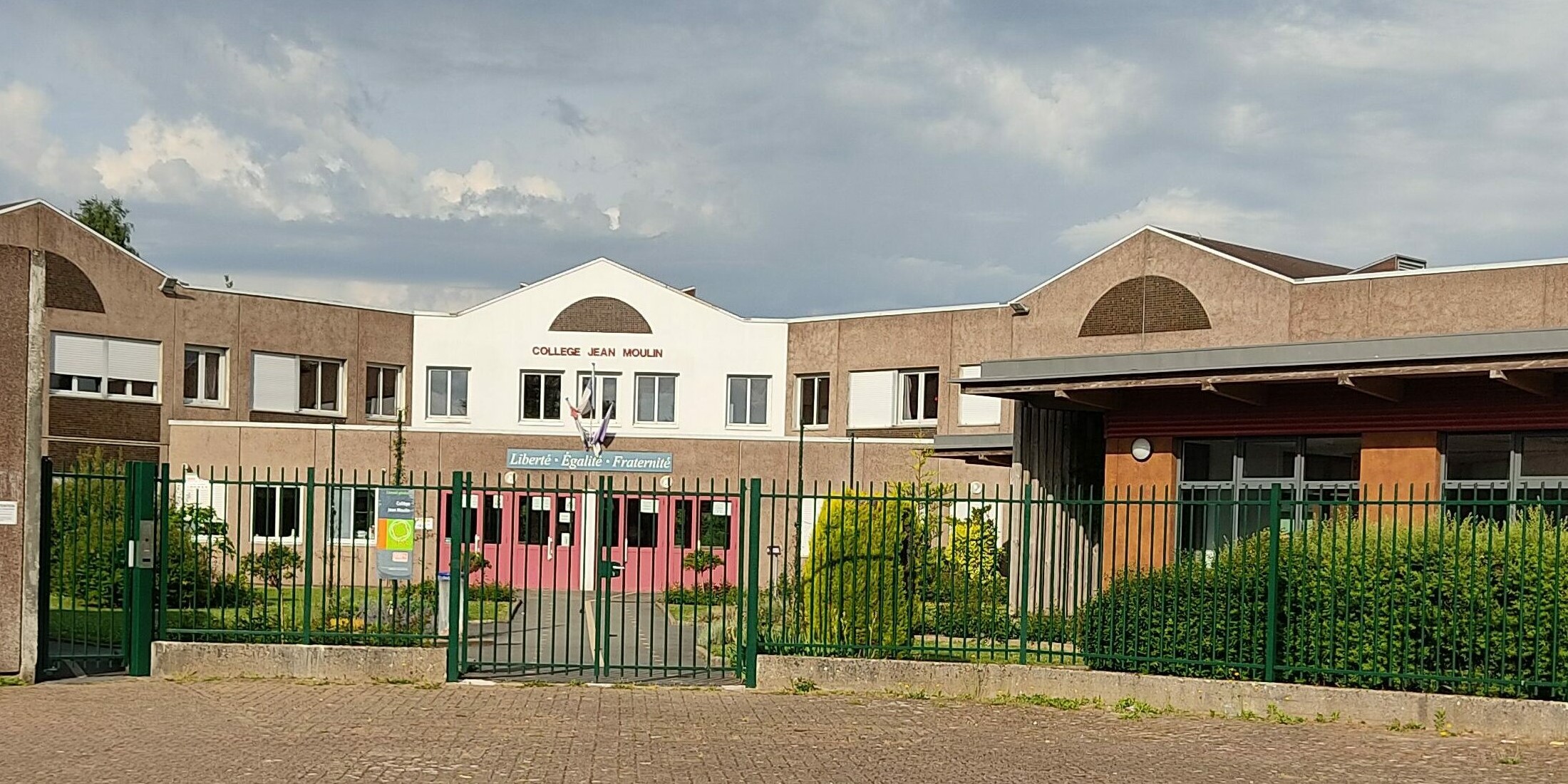college formerie 600x300.jpg