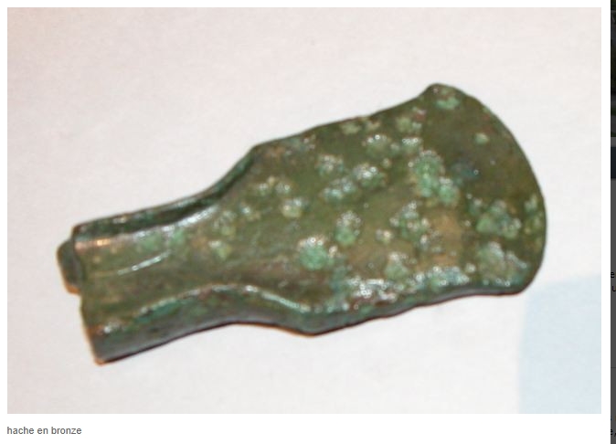 HACHE EN BRONZE.jpg