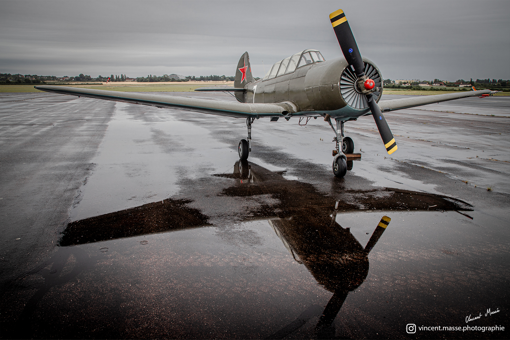 Yak18 AéroRétro à Nevers.jpg