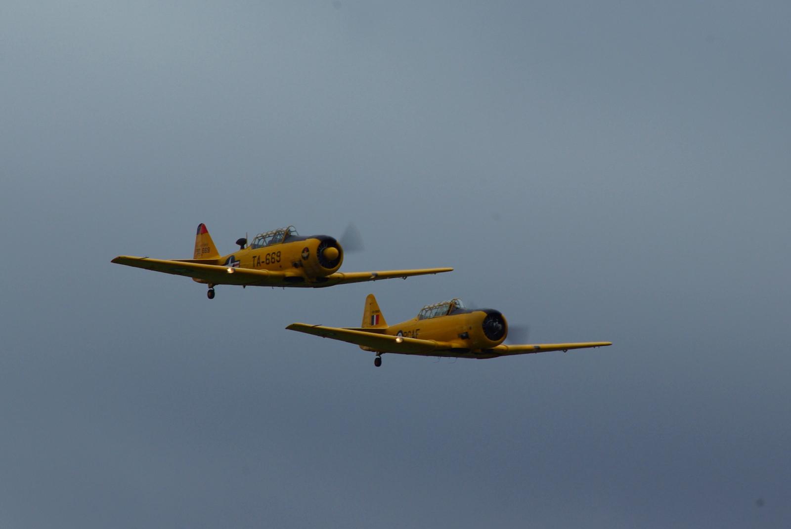 Patrouille North American T6 01.jpg