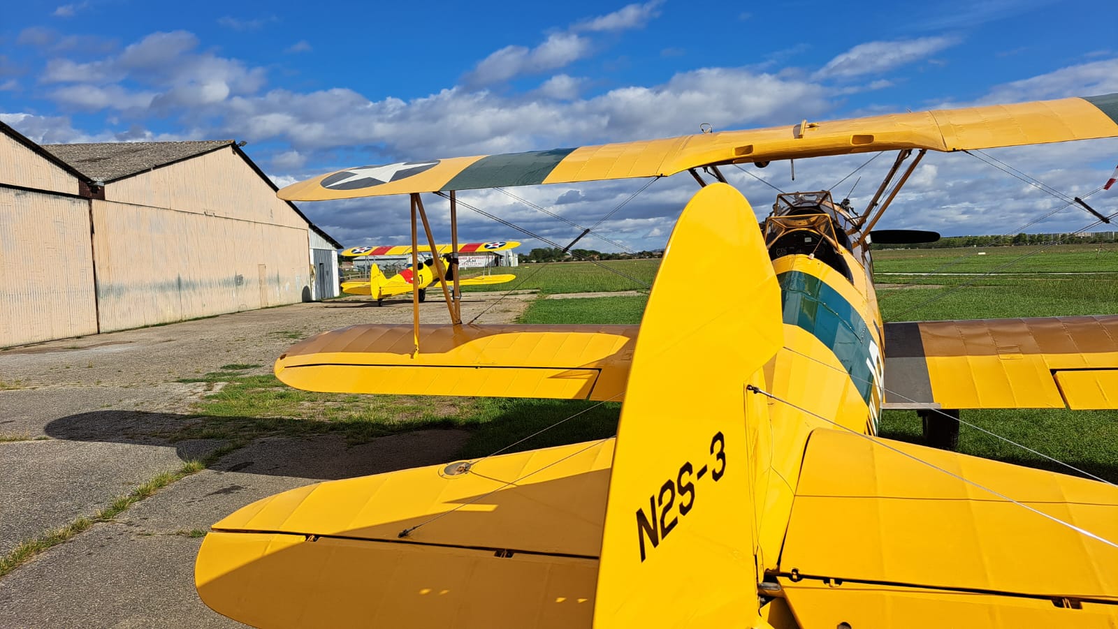 Boeing Sterman PT-18 Patrouille 02.jpg