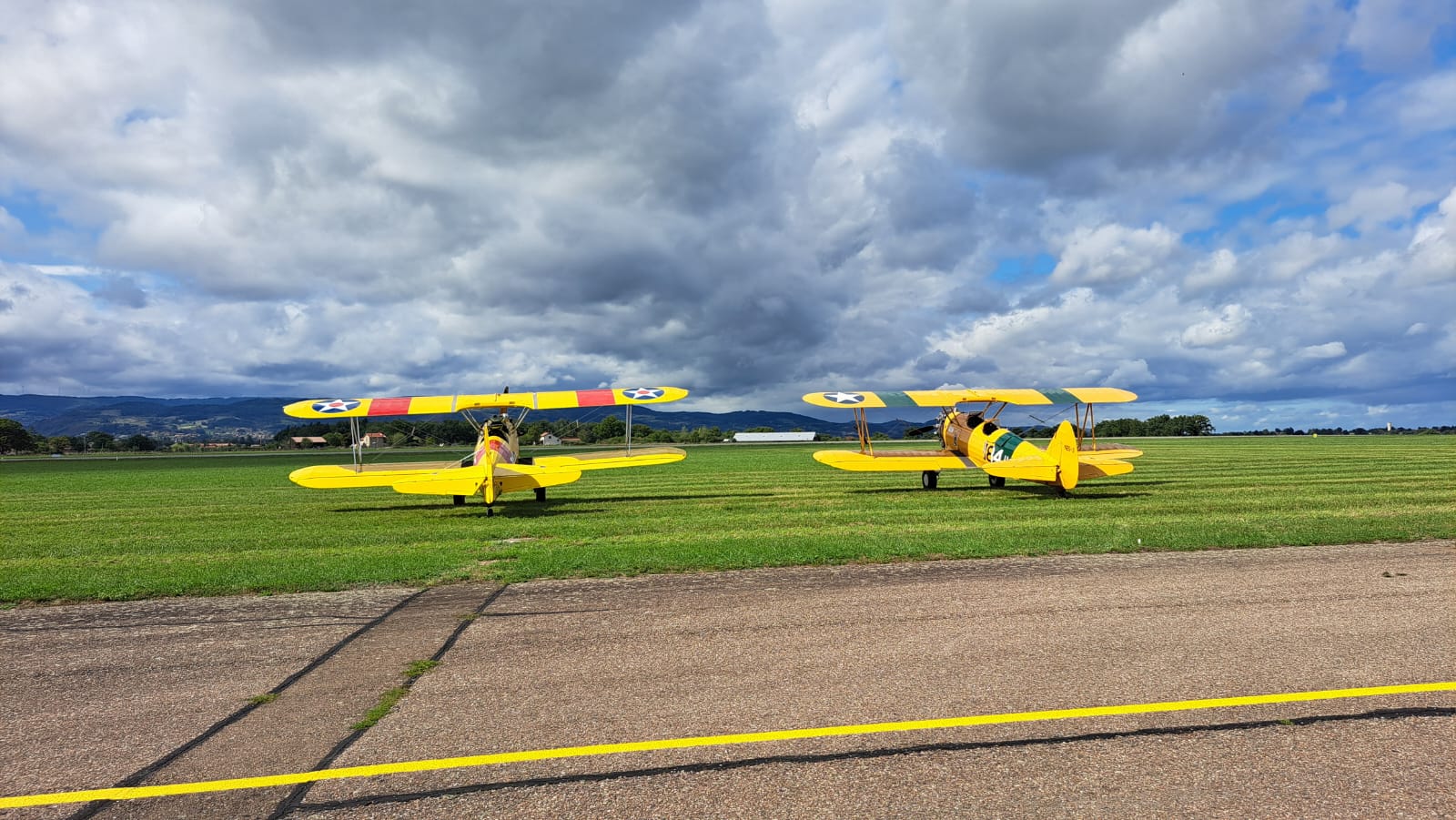 Boeing Sterman PT-18 Patrouille 01.jpg