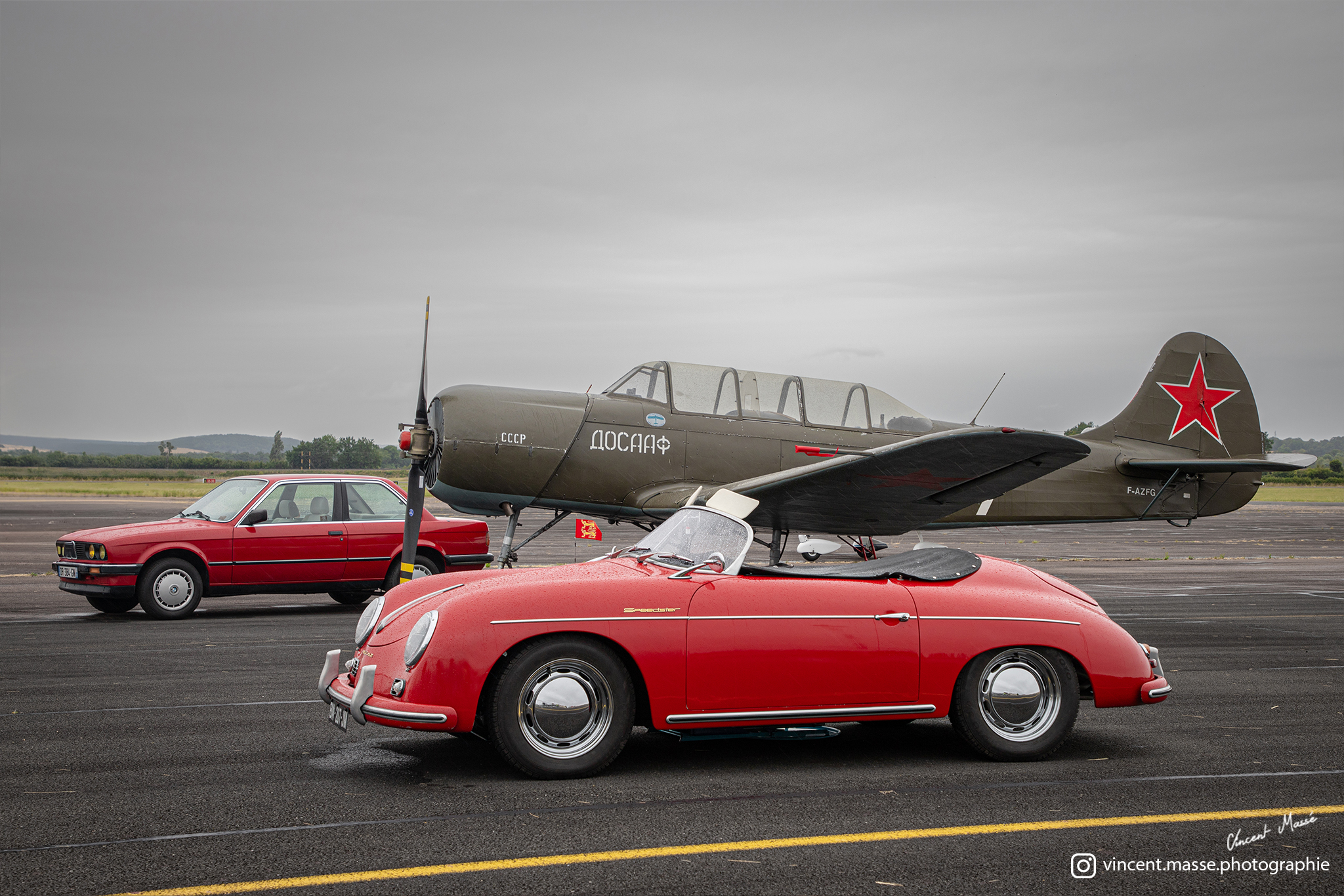 Yak 18 AéroRétro au parking.jpg