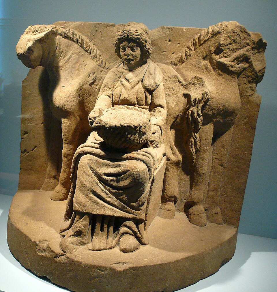 _4_ Statue d_Epona, datant du IIIe siècle, trouvée en Allemagne.jpg