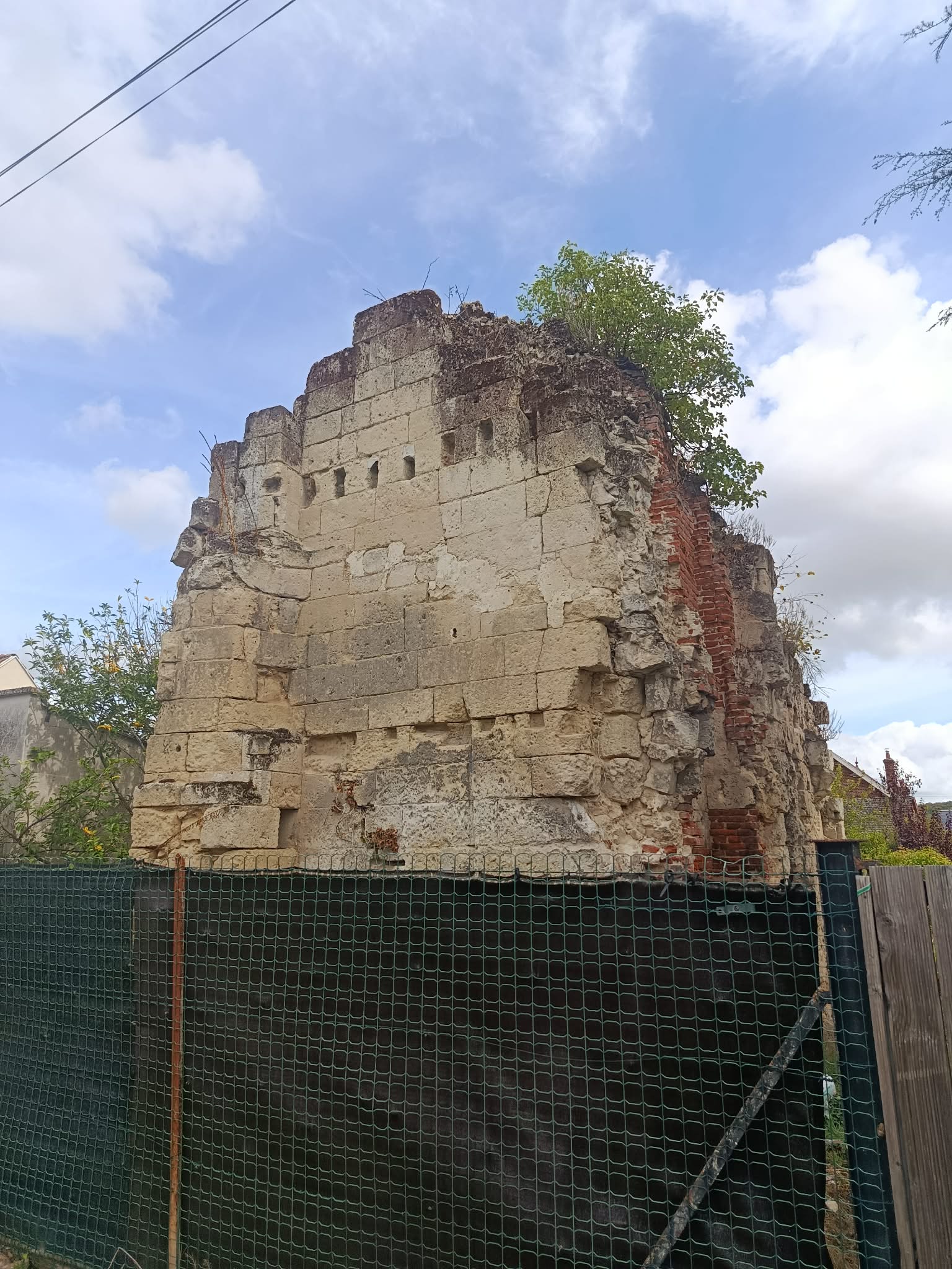 _9_ Le dernier pan de mur du château de Folembray, situé rue de l_Eglise.jpg