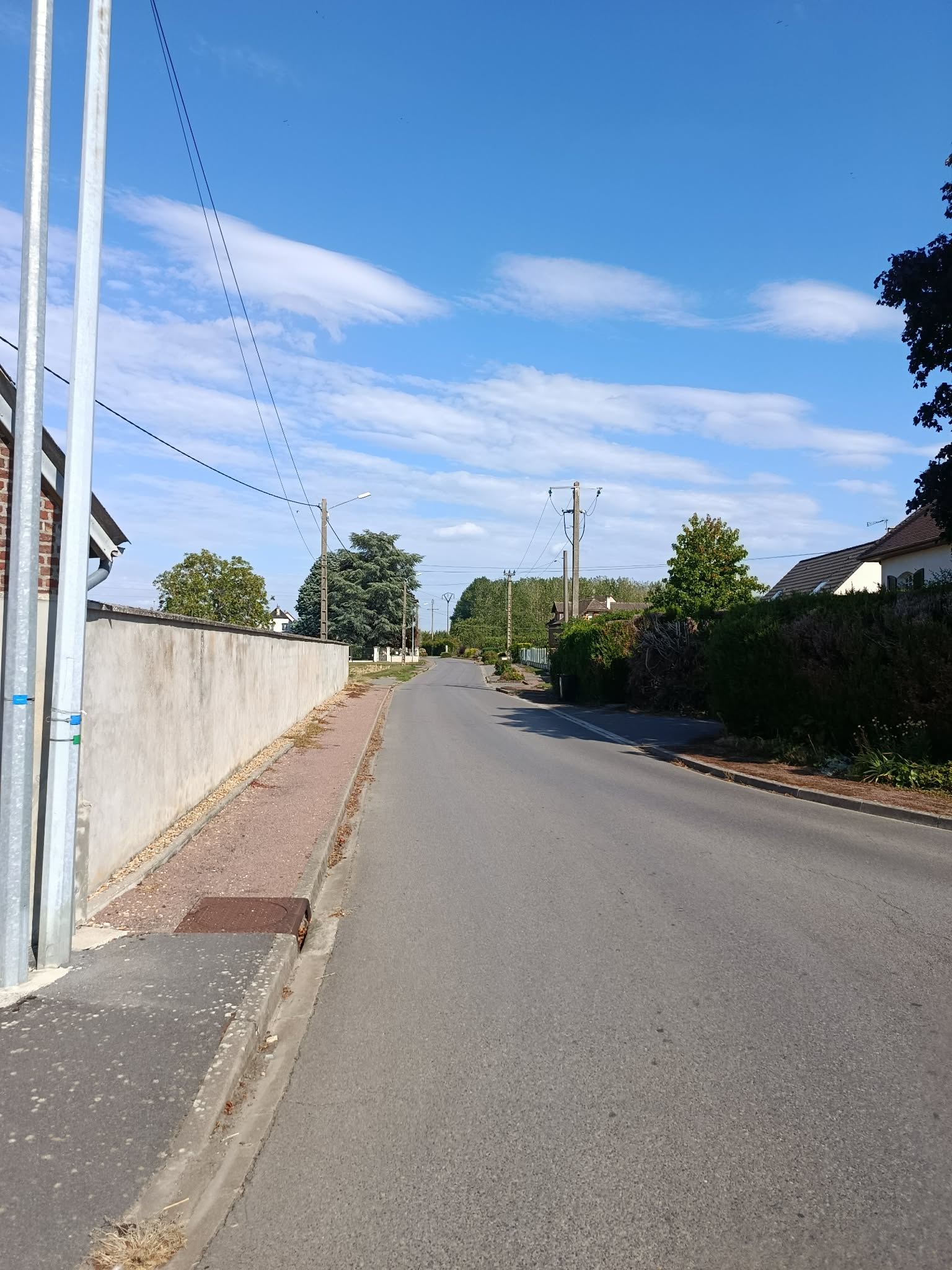 _2_ la rue Bernard Lefèvre vue depuis le mur du cimetière.jpg