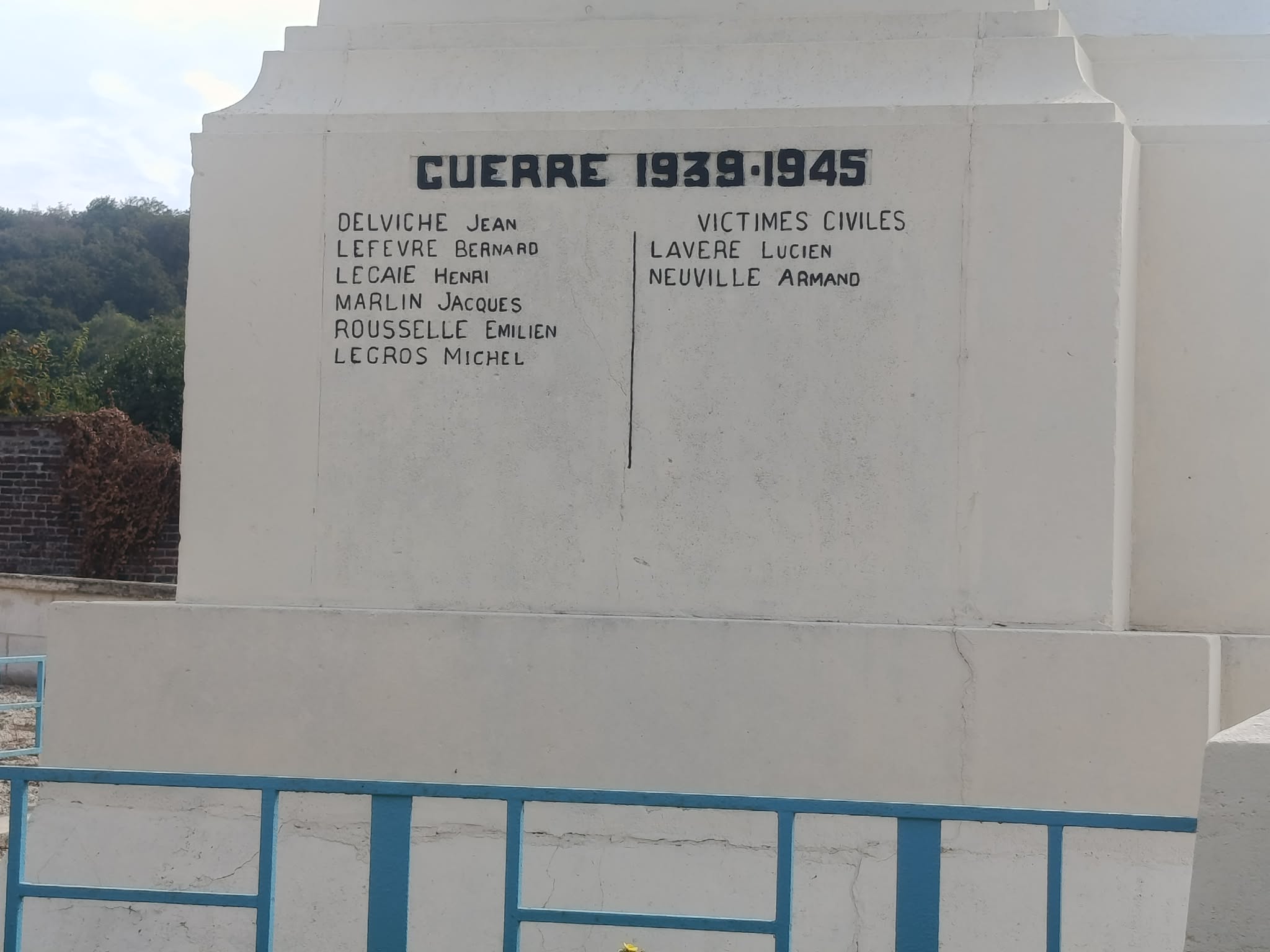 _9_ monument aux morts de Folembray.jpg