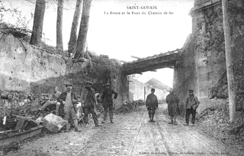 _3_ Le pont-rail de Saint-Gobain, juste avant l_entrée dans la manufacture.jpg