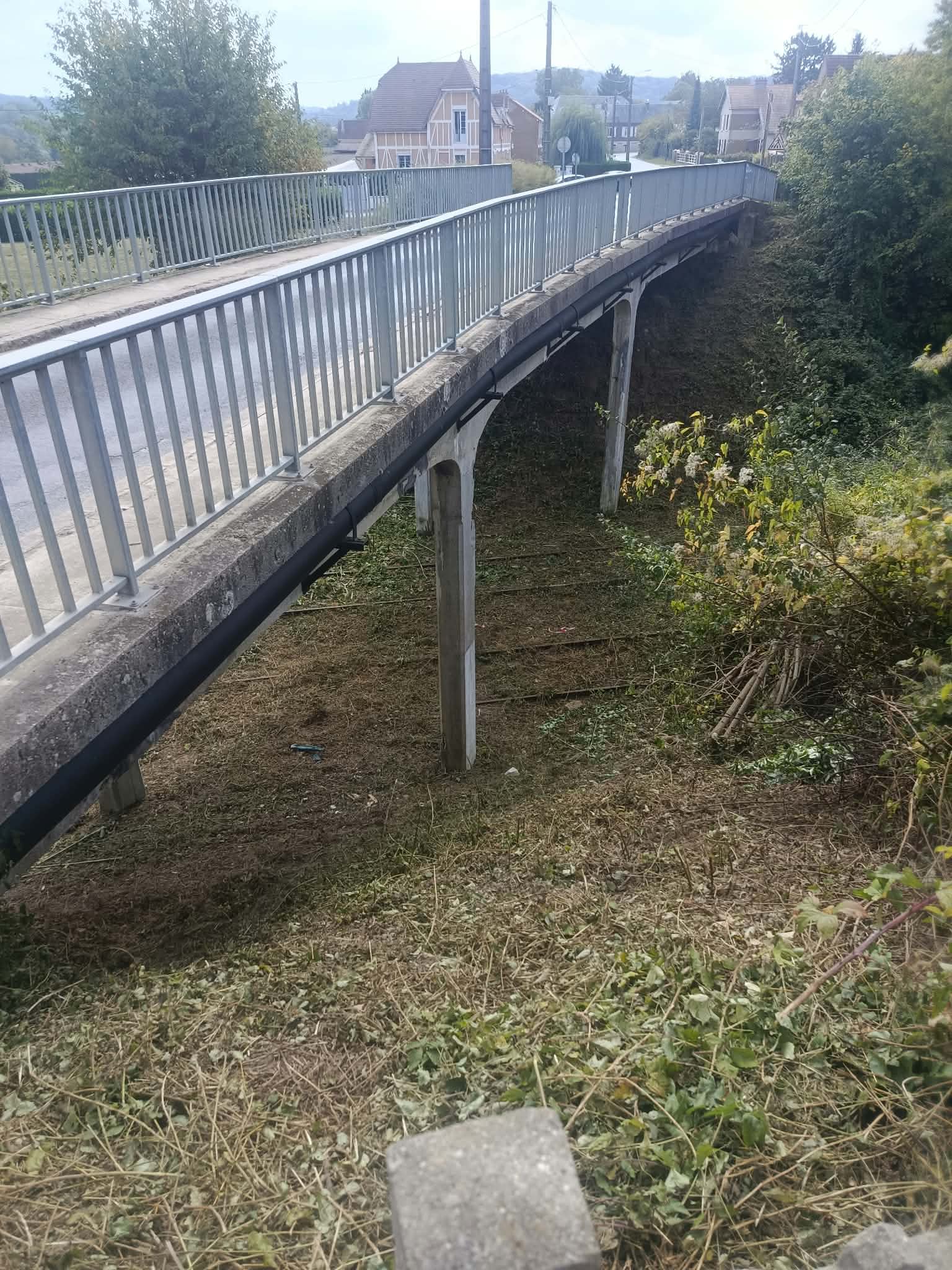 _14_ La ligne sous le pont de la D53 à Barisis-aux-Bois.jpg