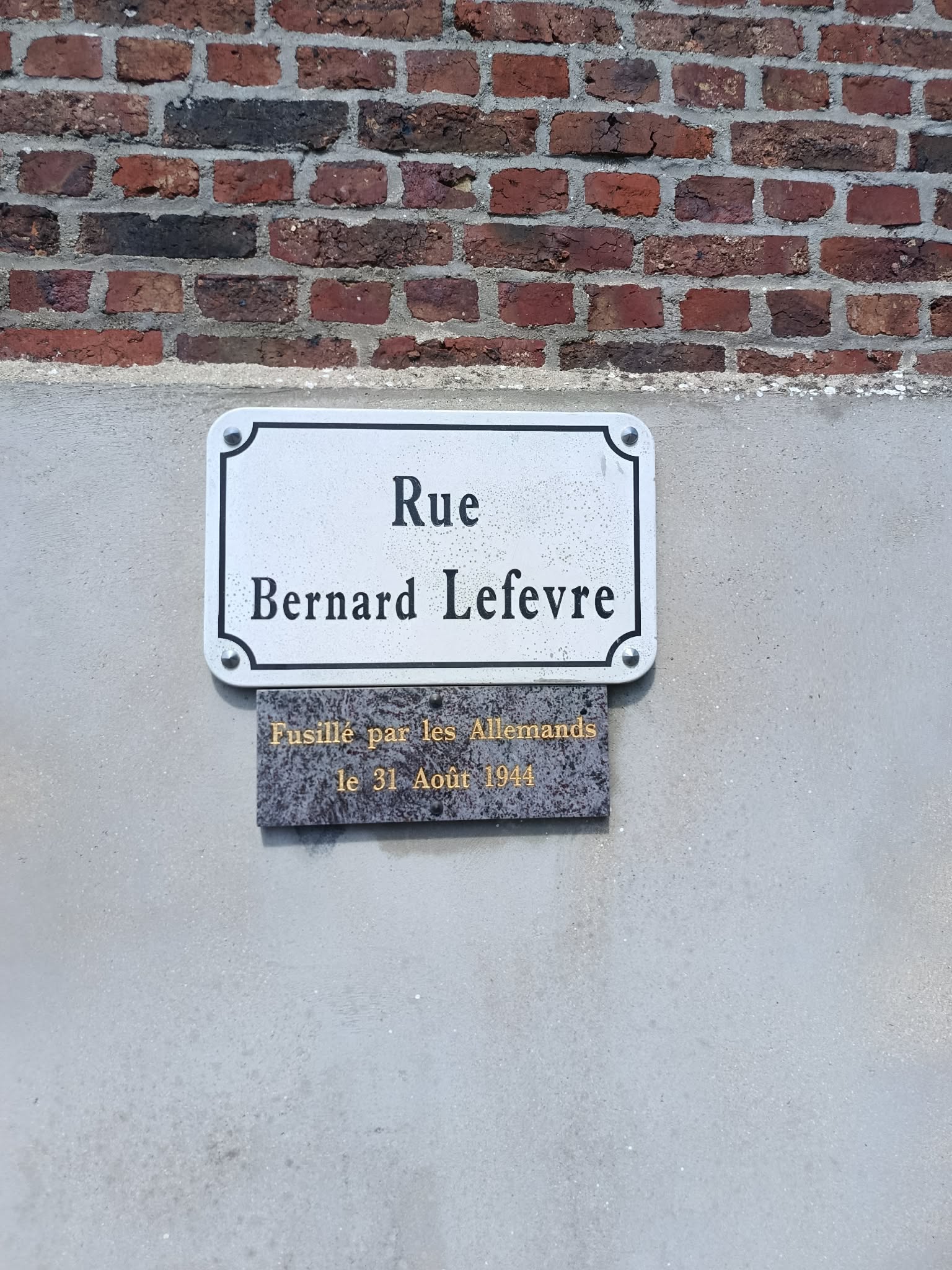 _14_ plaque rendant hommage à Bernard Lefèvre sur le mur du cimetière.jpg