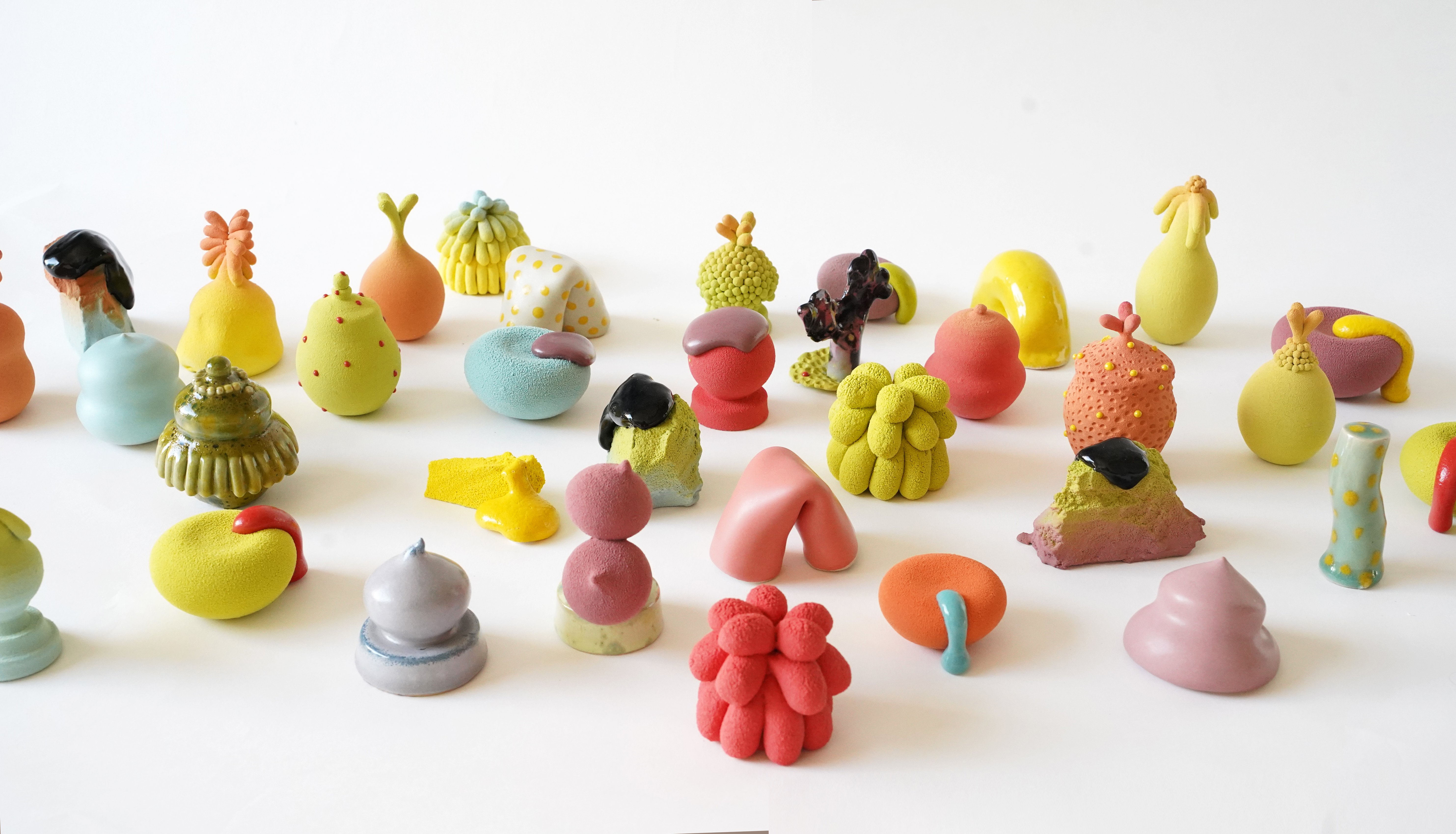 Quelque part entre la patisserie et les fonds marins, 2024, série de petites pièces, Grès, 1280 °C, techniques diverses.JPG