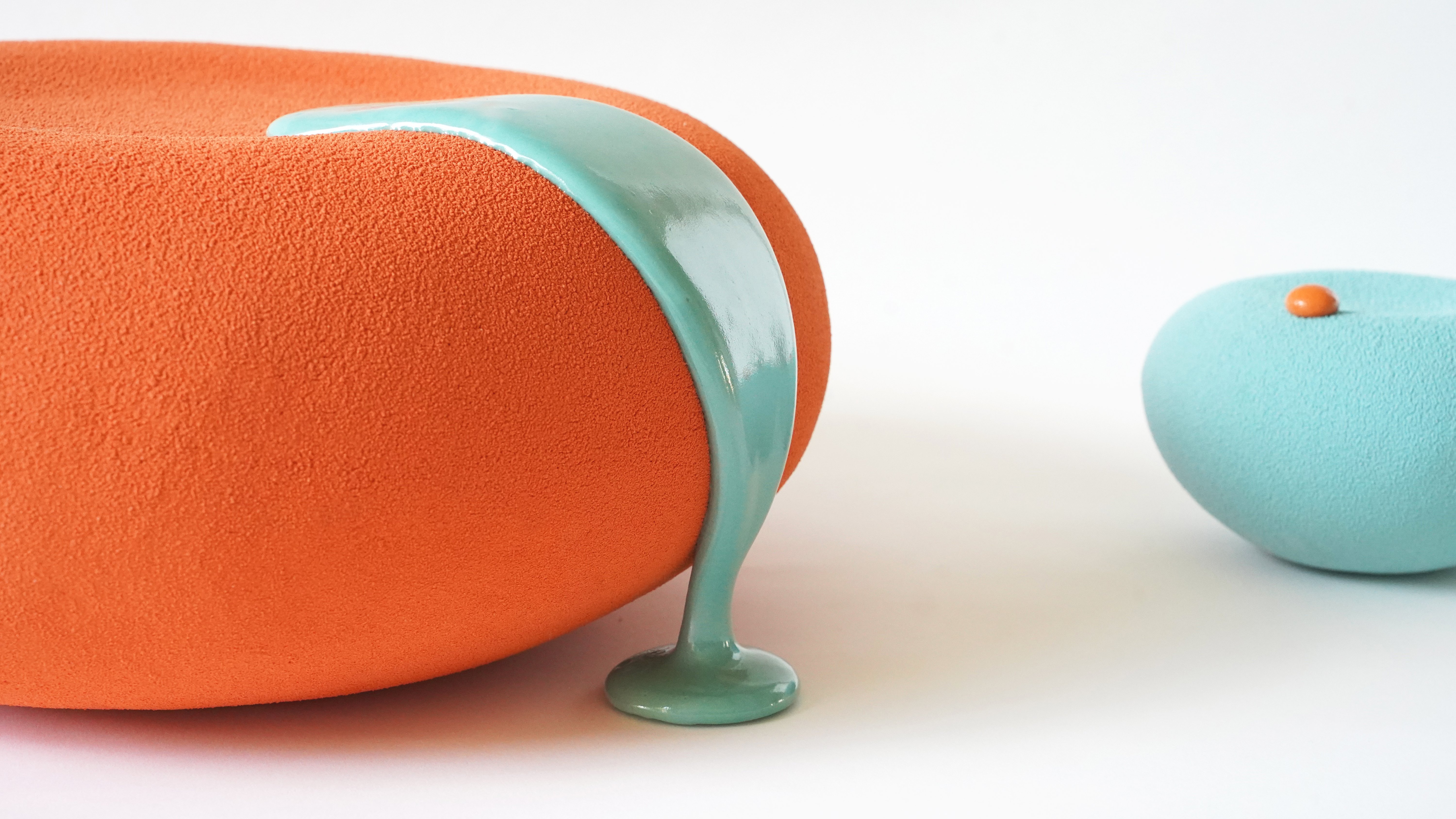 DARLING CLEMENTINE, 2024, Grès et projection d_engobes vitrifiés, monté au colombin et émail modelé, ⌀42 cm, PHOTO2.JPG