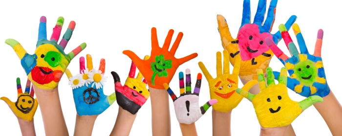 Mains enfants colorées.jpg