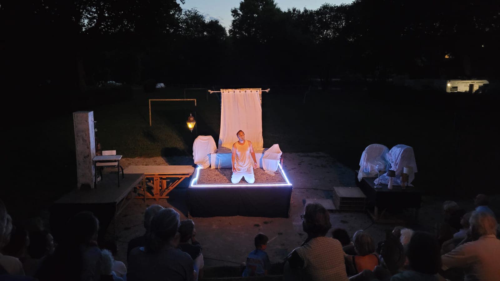 illustration sur scène des comédiens pour le théâtre de plein-air