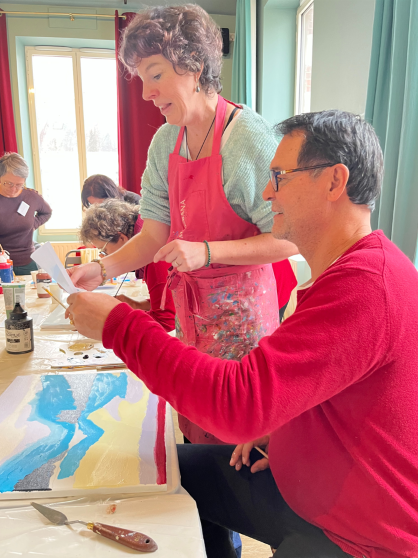 atelier illustrant quelqu'un qui participe à un atelier de peinture