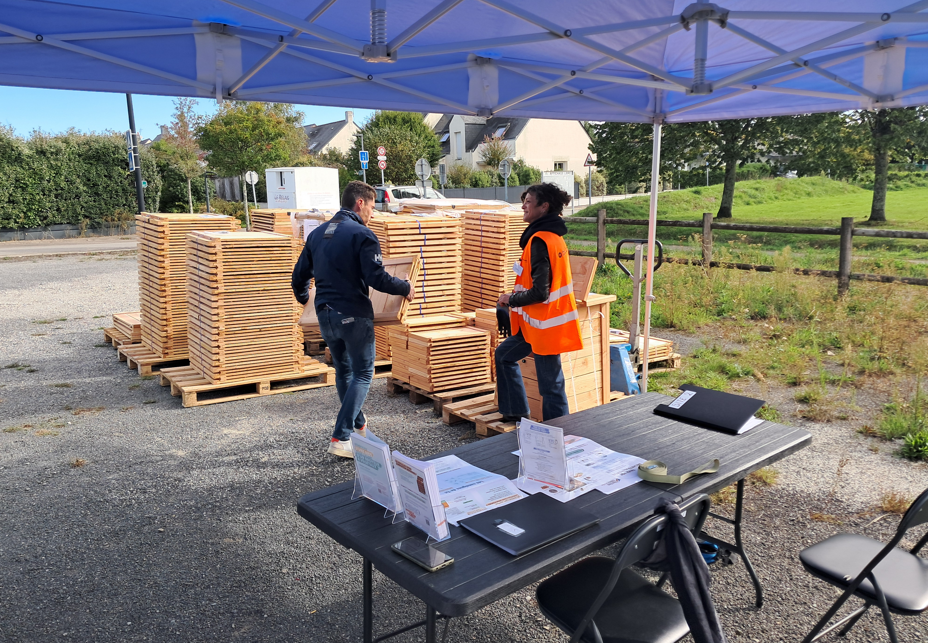 distribution de composteur individuel, livré en kit à monter chez soi par Nantes Métropole, sur un stand 