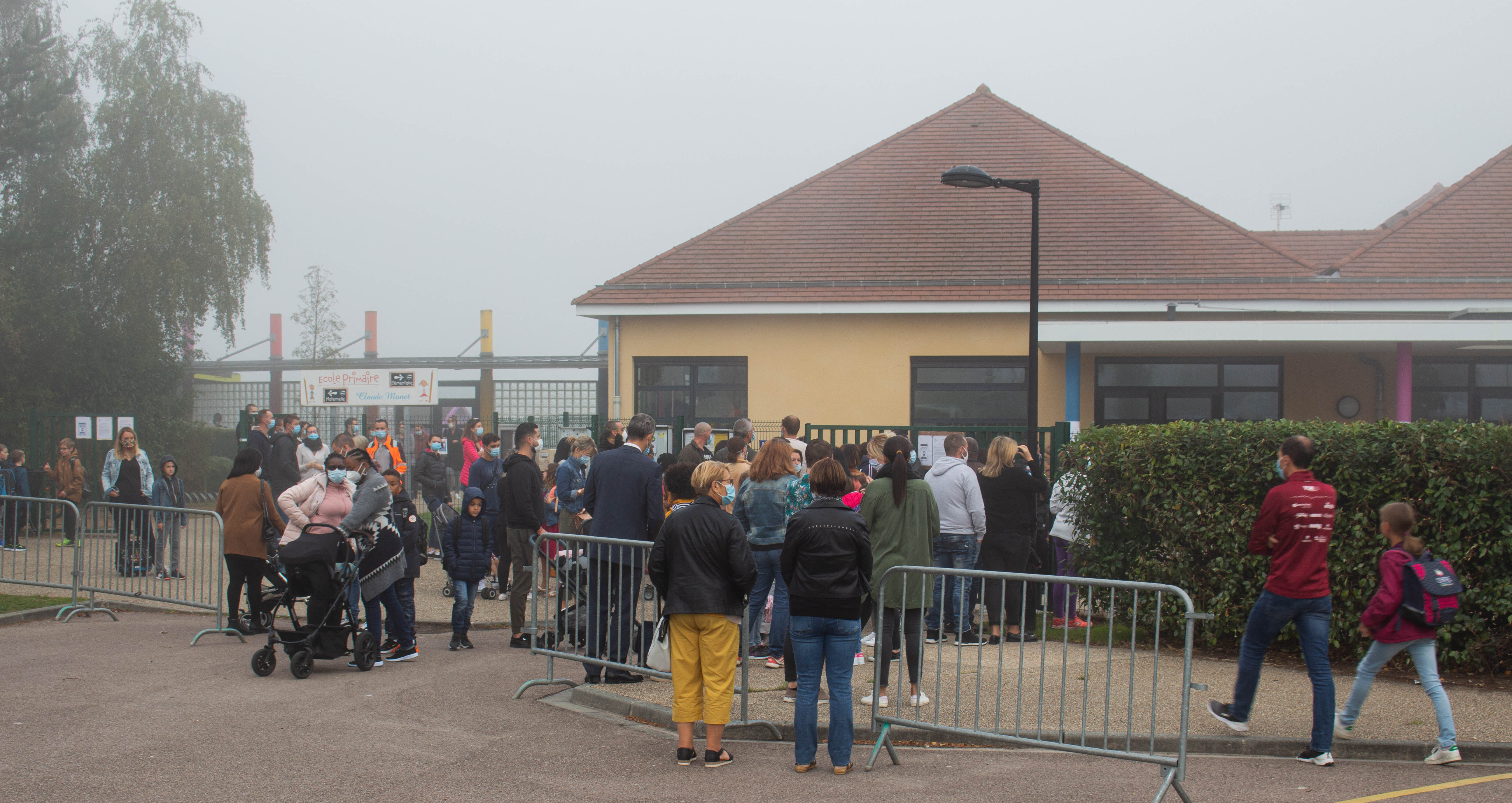 parents devant l_école, à l_entrée.jpg