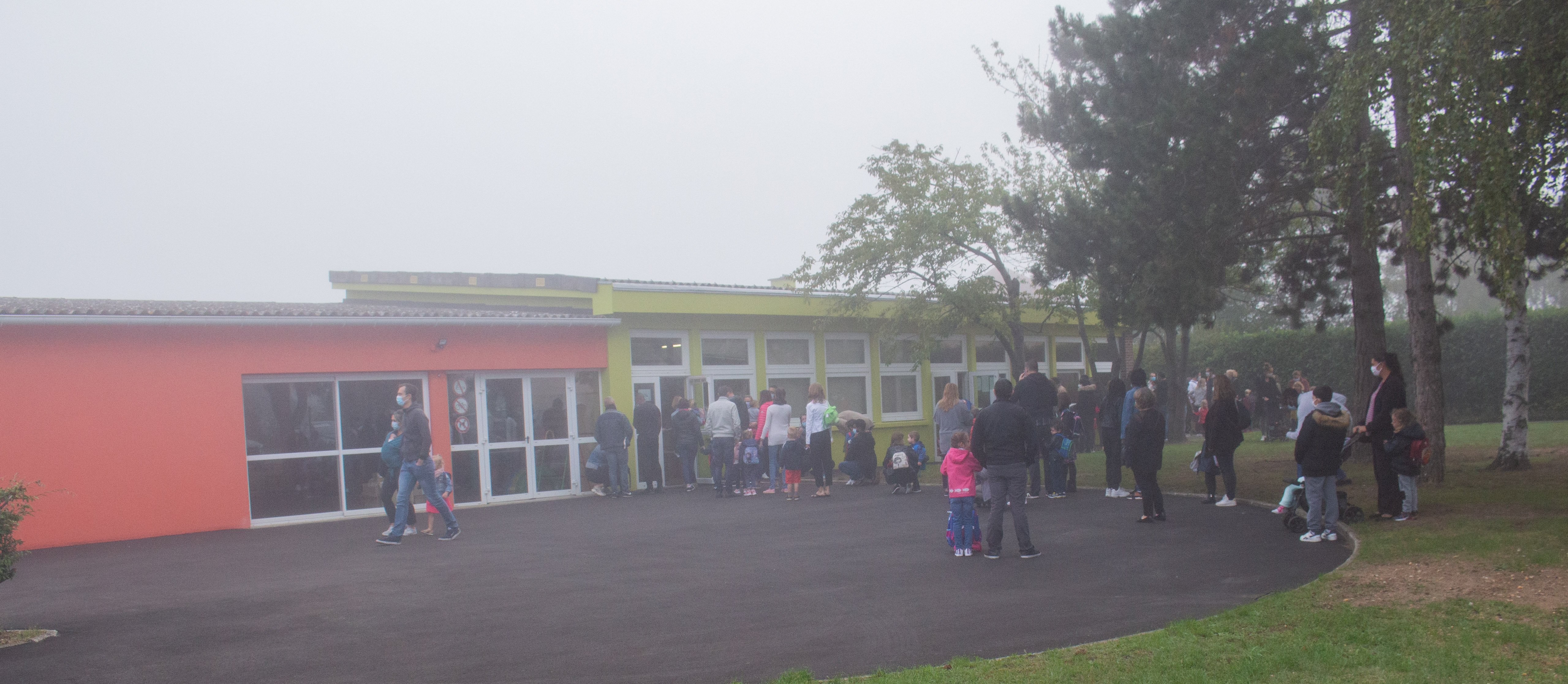 Parents devant entrée école maternelle 3.jpg