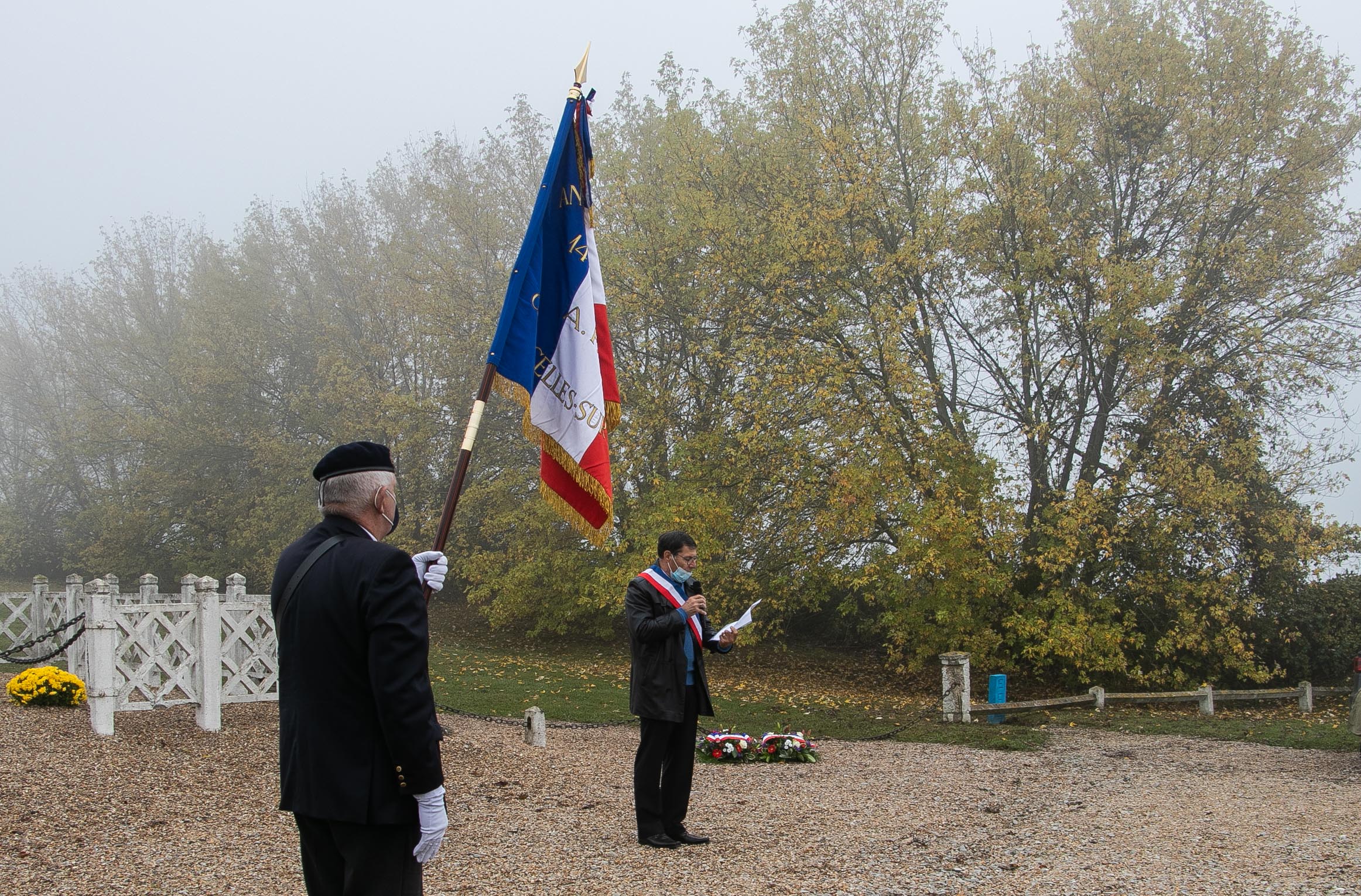 07 armistice 2020, discours dun Maire, porte drapeau au 1er plan 1 _1 sur 1_.jpg