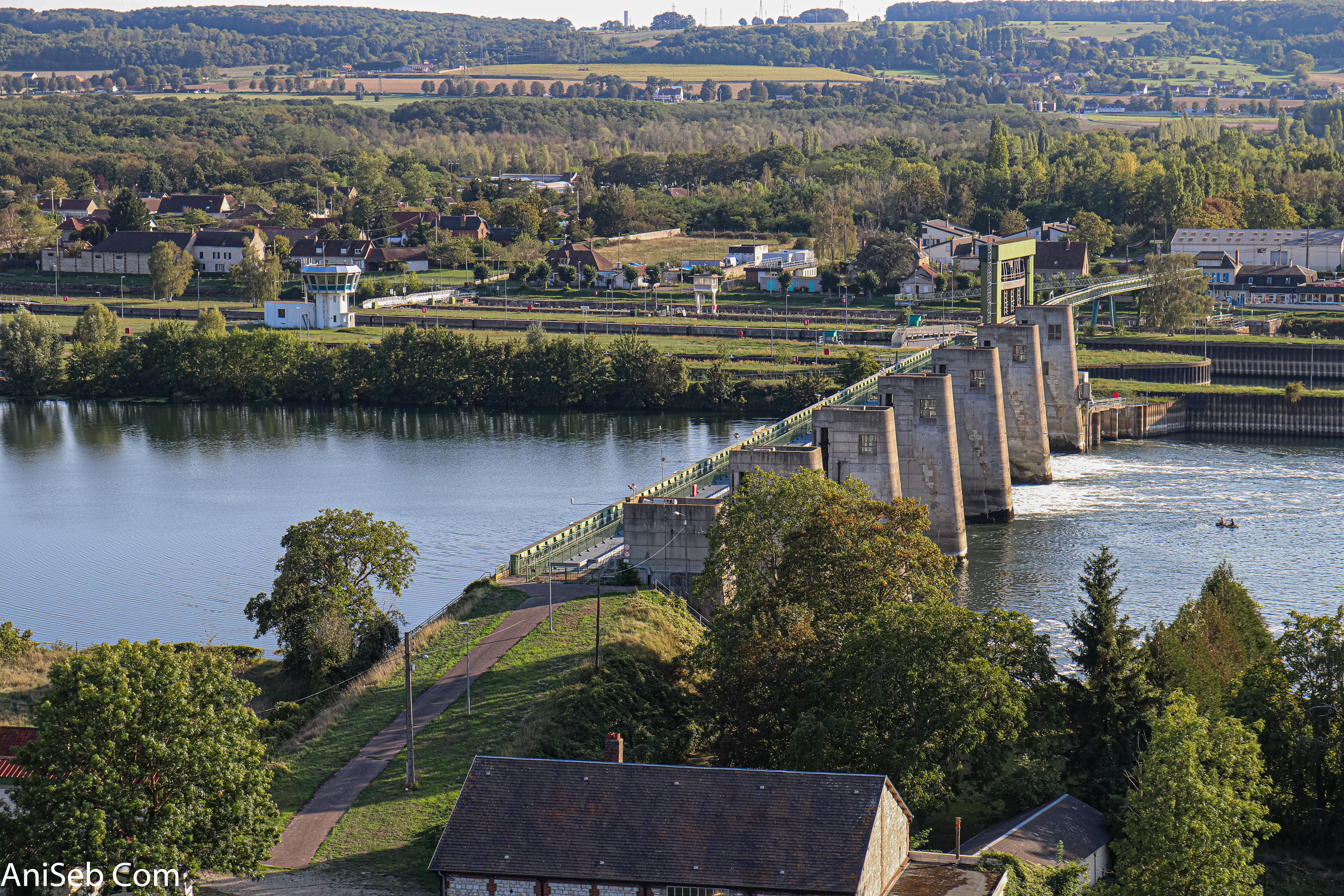 écluse vue de la coline sur le barrage.jpg