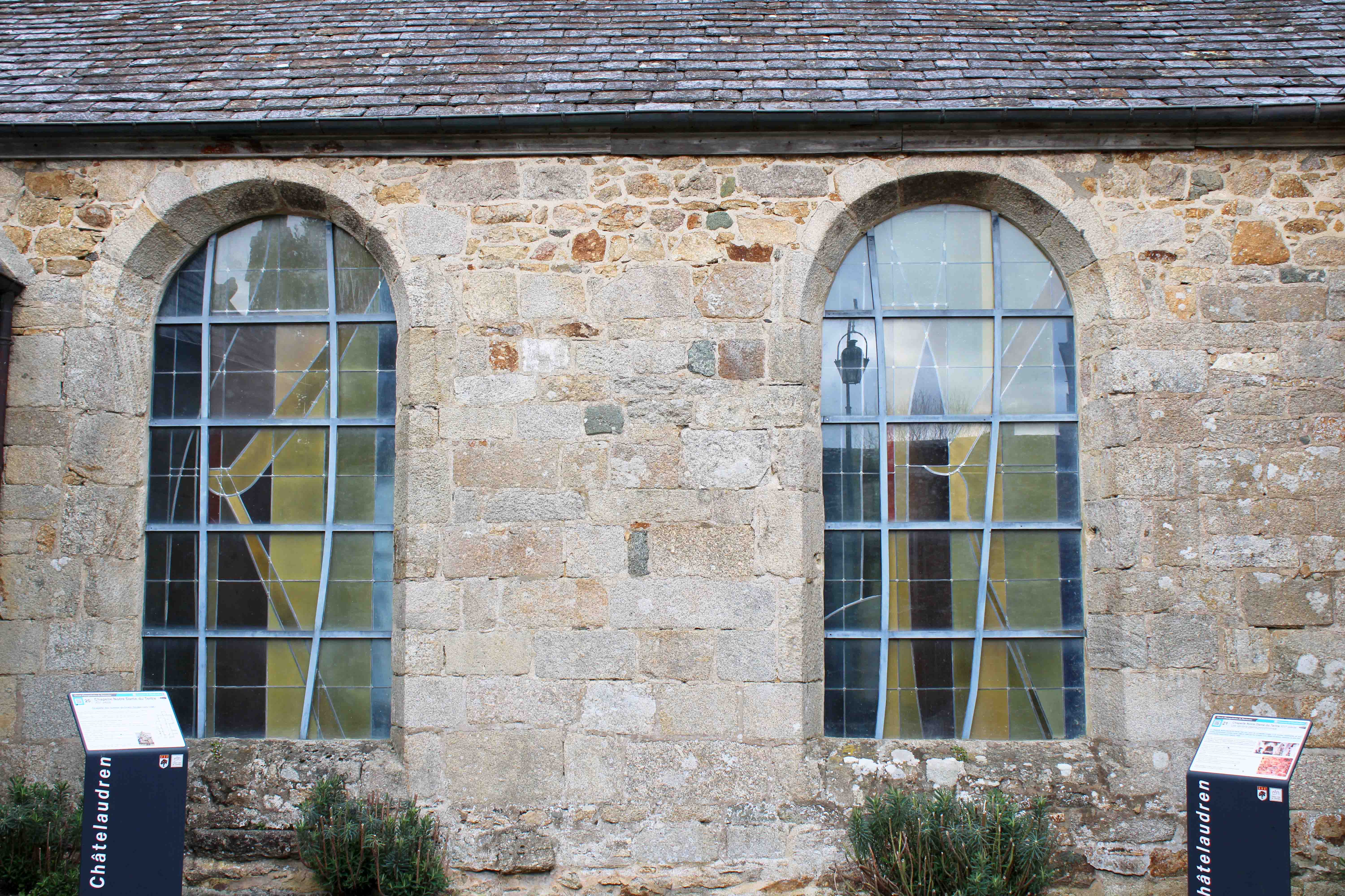 Chapelle Notre-Dame-du-Tertre_vitraux.jpg