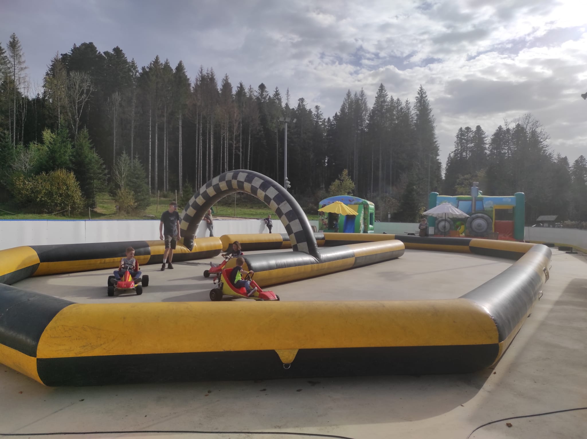 ZONE ENFANTS CSP MINIKARTS STRUCTURES GONFLABLES.jpg