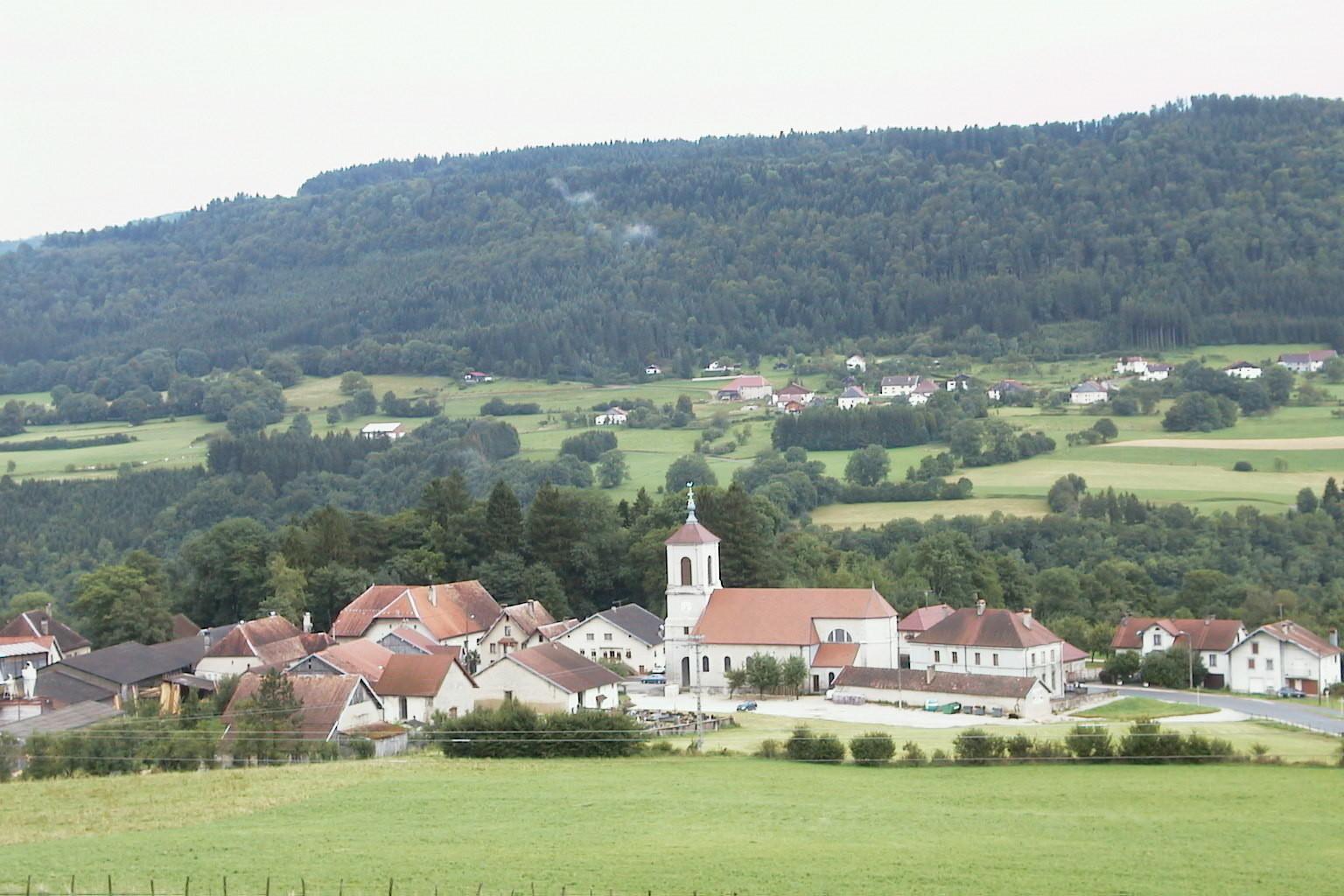 La chapelle votive de Cour-Saint-Maurice est désormais reconnue monument historique..JPG