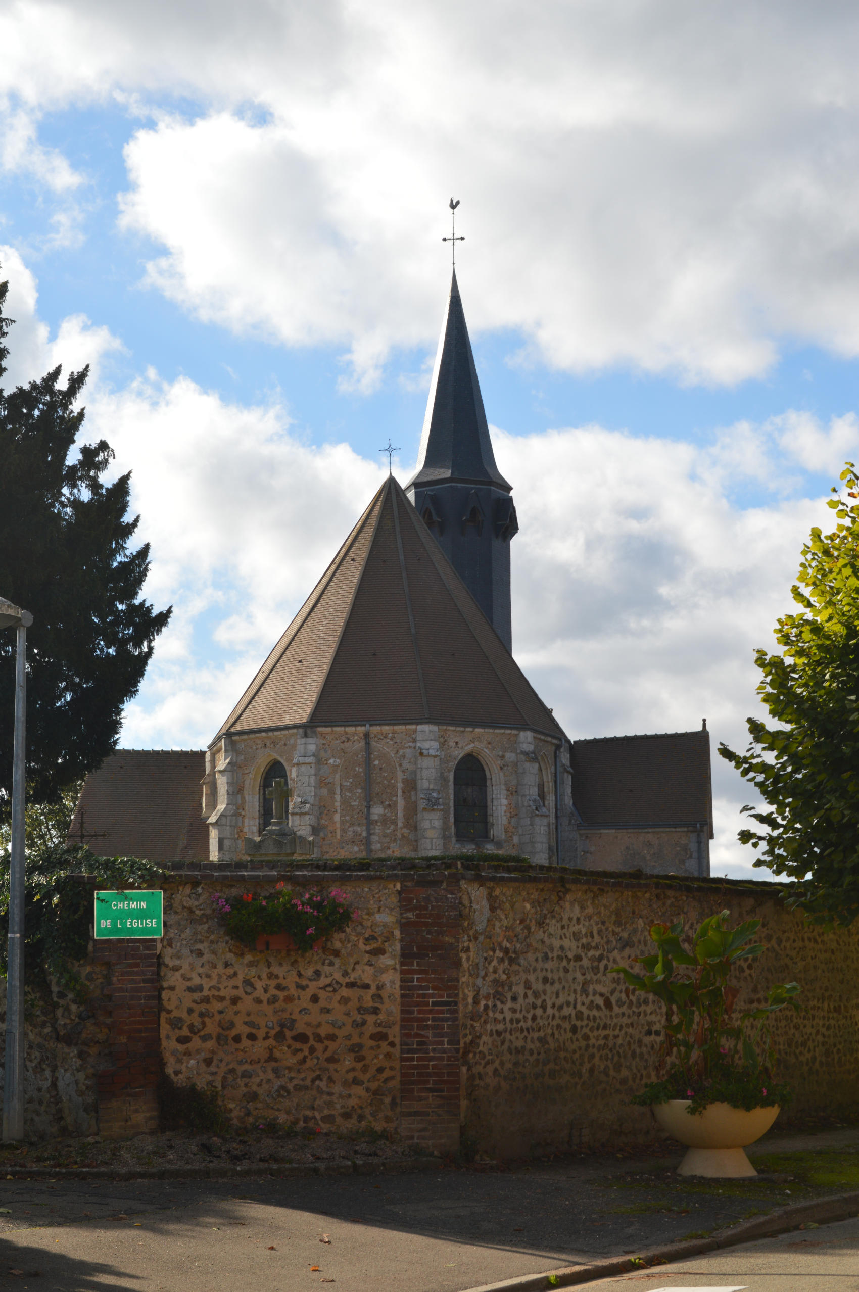 eglise vue du chemin de l eglise.jpg