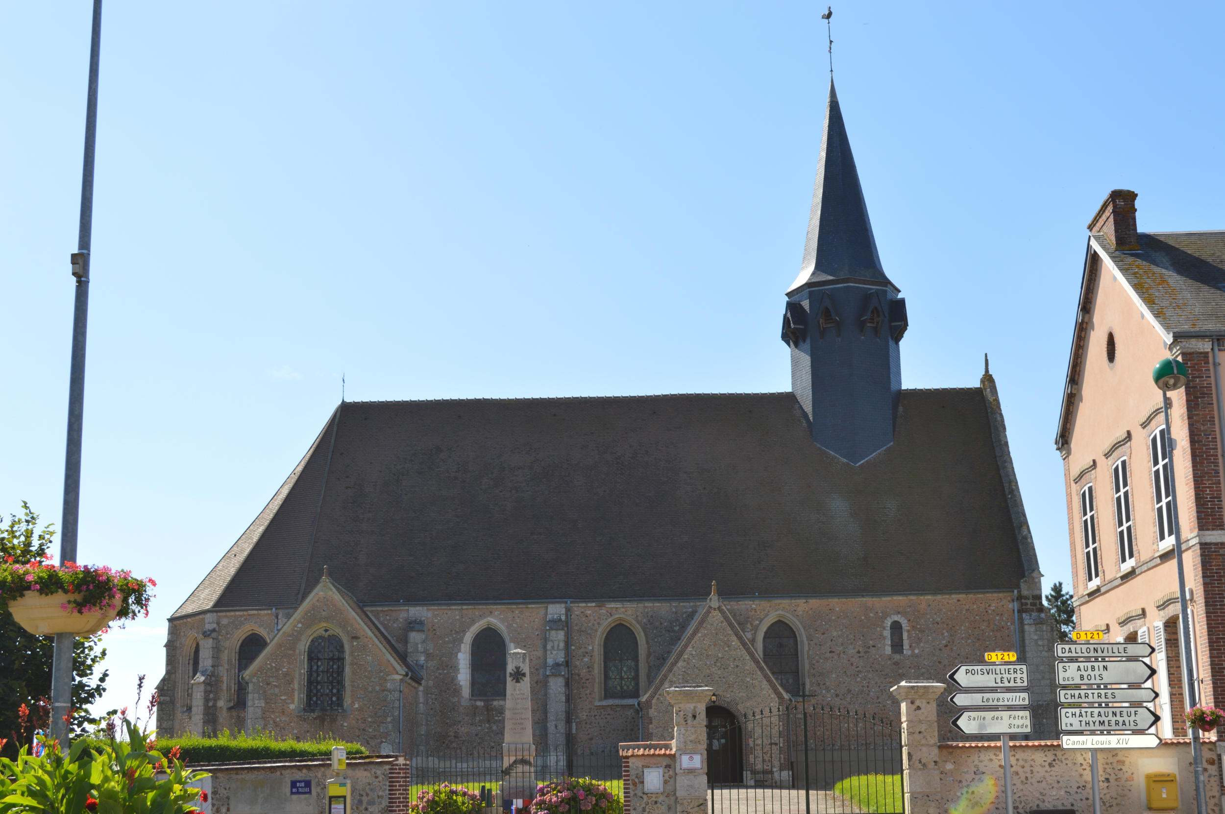 eglise vue de la place.jpg