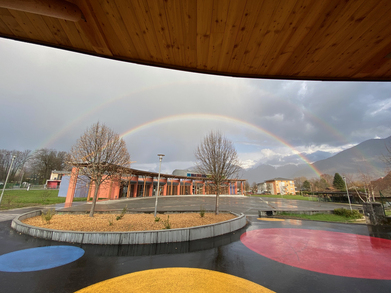 2021 arc en ciel place ATRIUM depuis péri scolaire.jpg