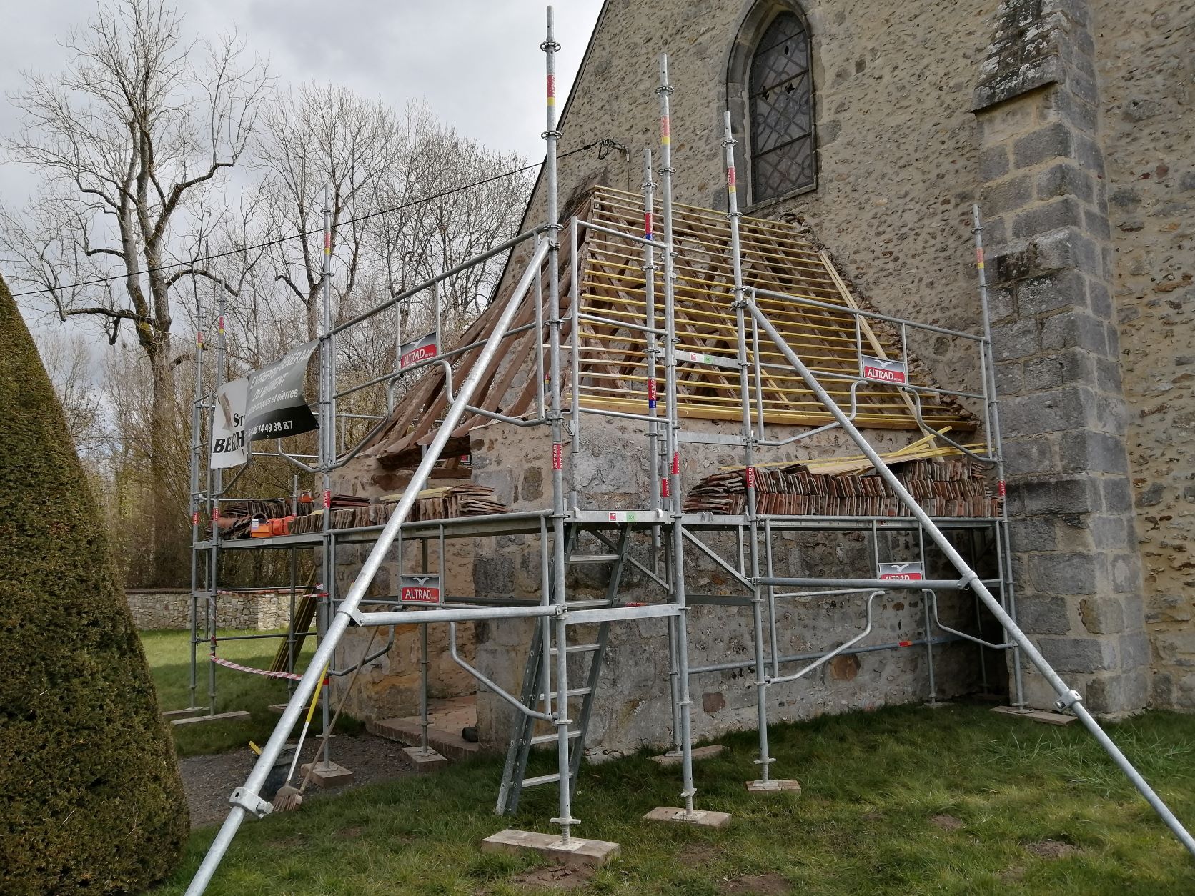 toiture porche église.2redim.jpg