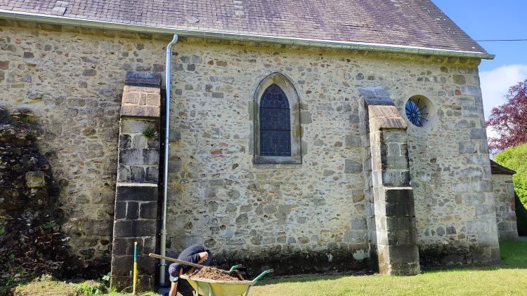 gouttière église mai 2024.jpg