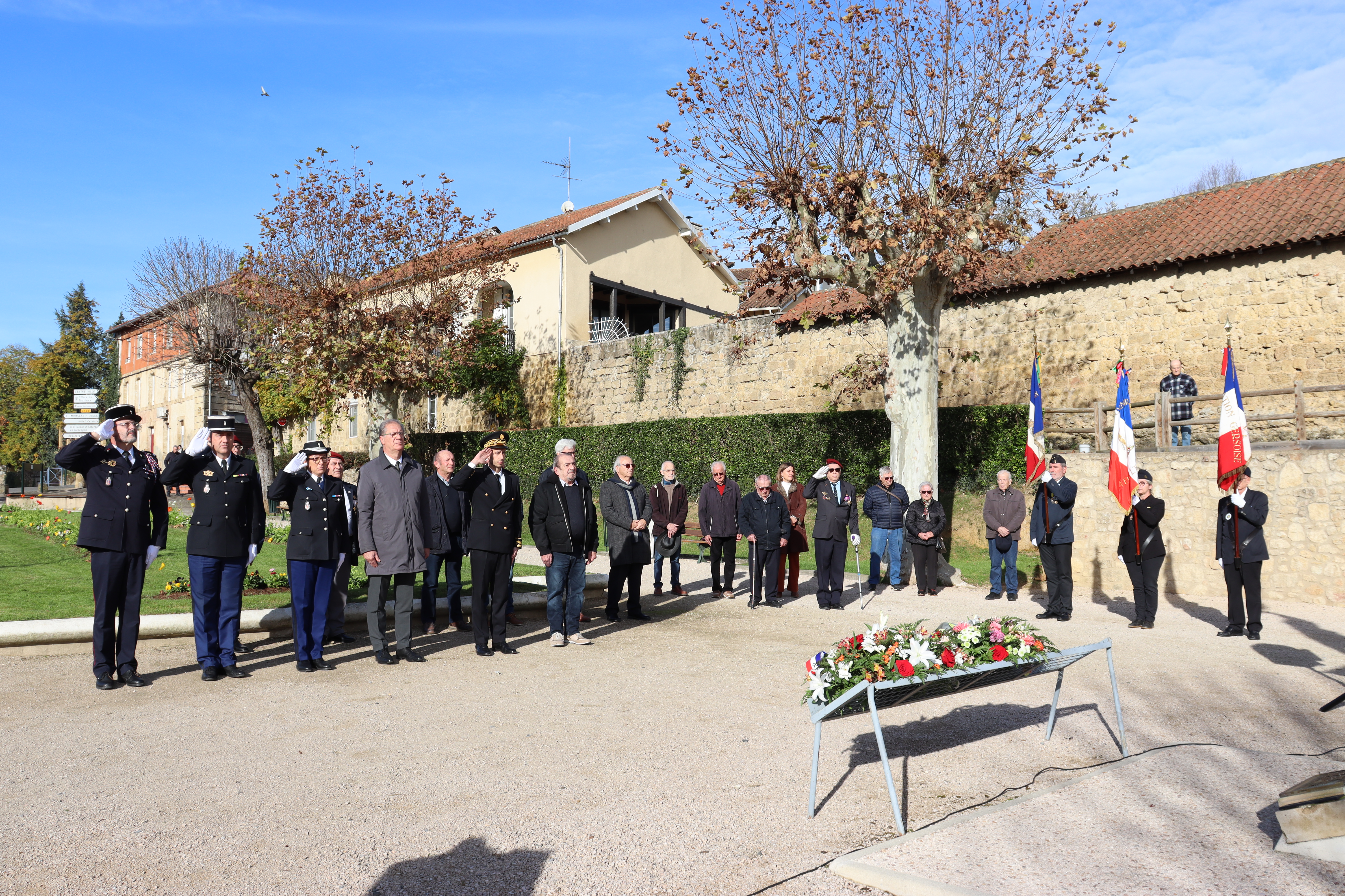 Hommage au monument aux morts.JPG