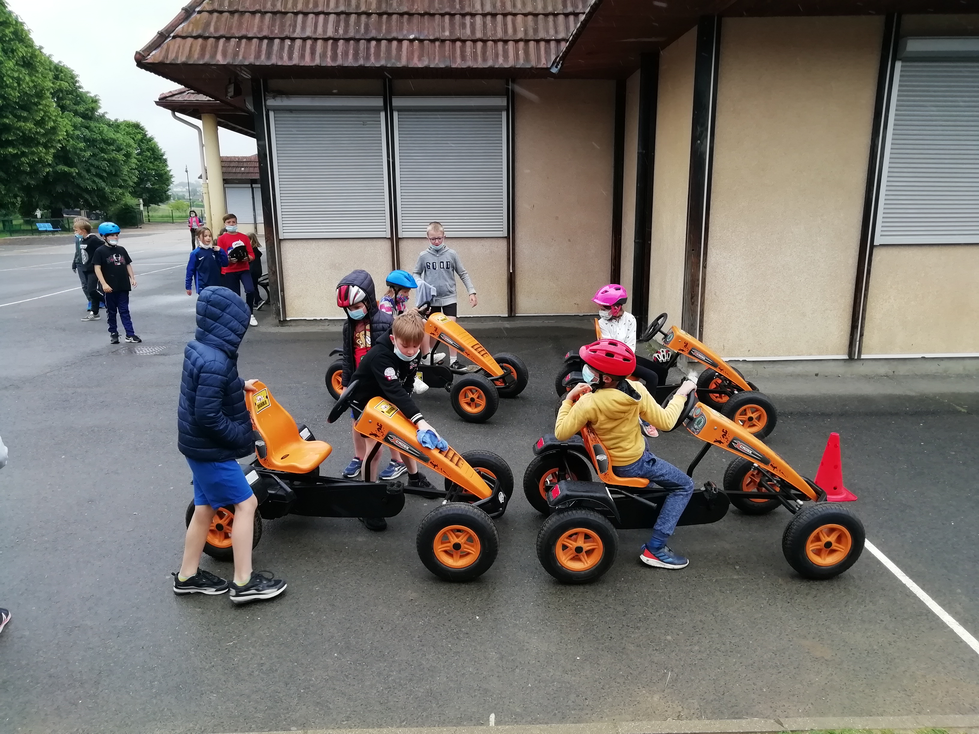 De l_animation dans les stands.jpg