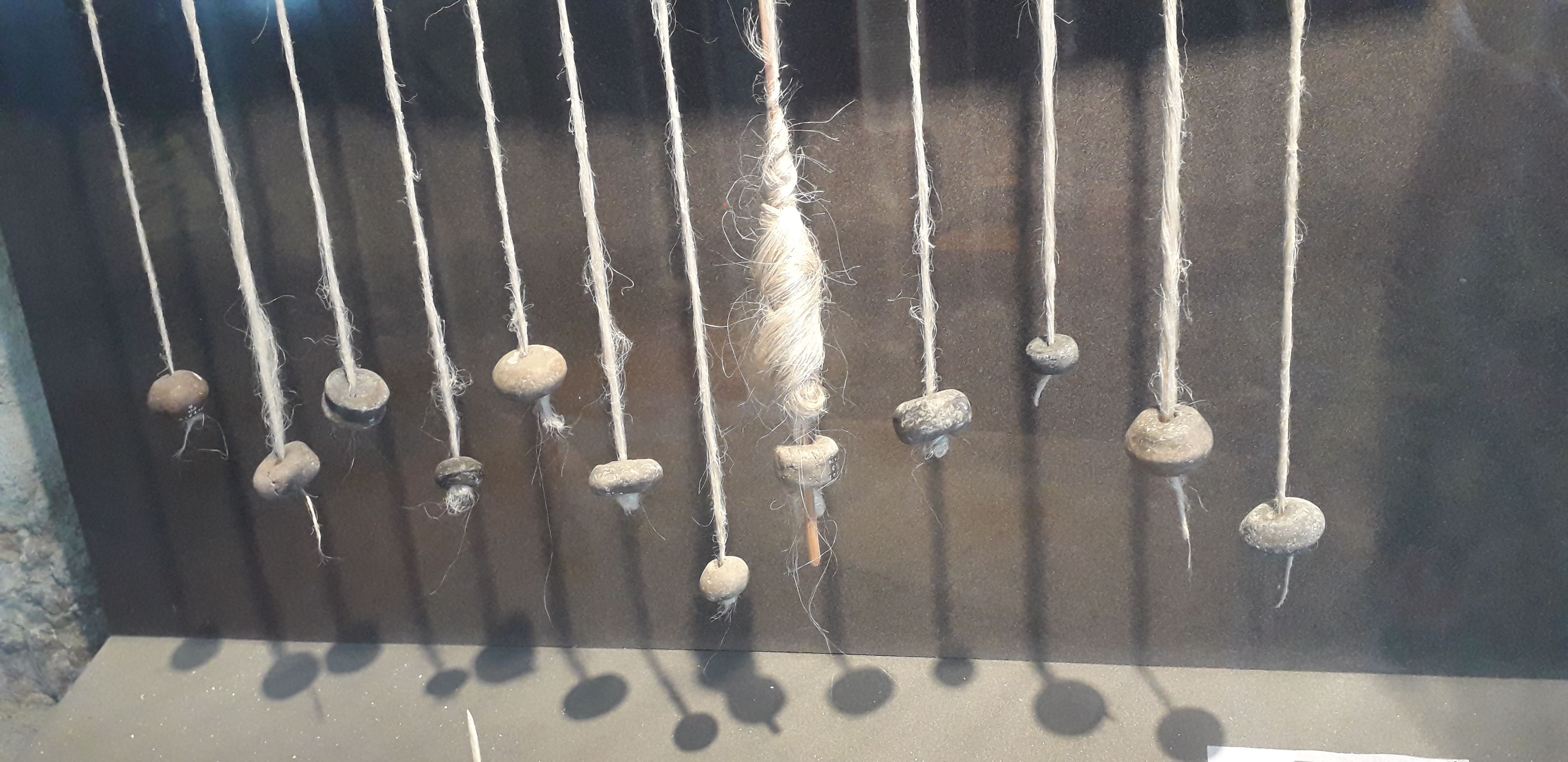 Tissage, aiguille et Fusaïoles.jpg