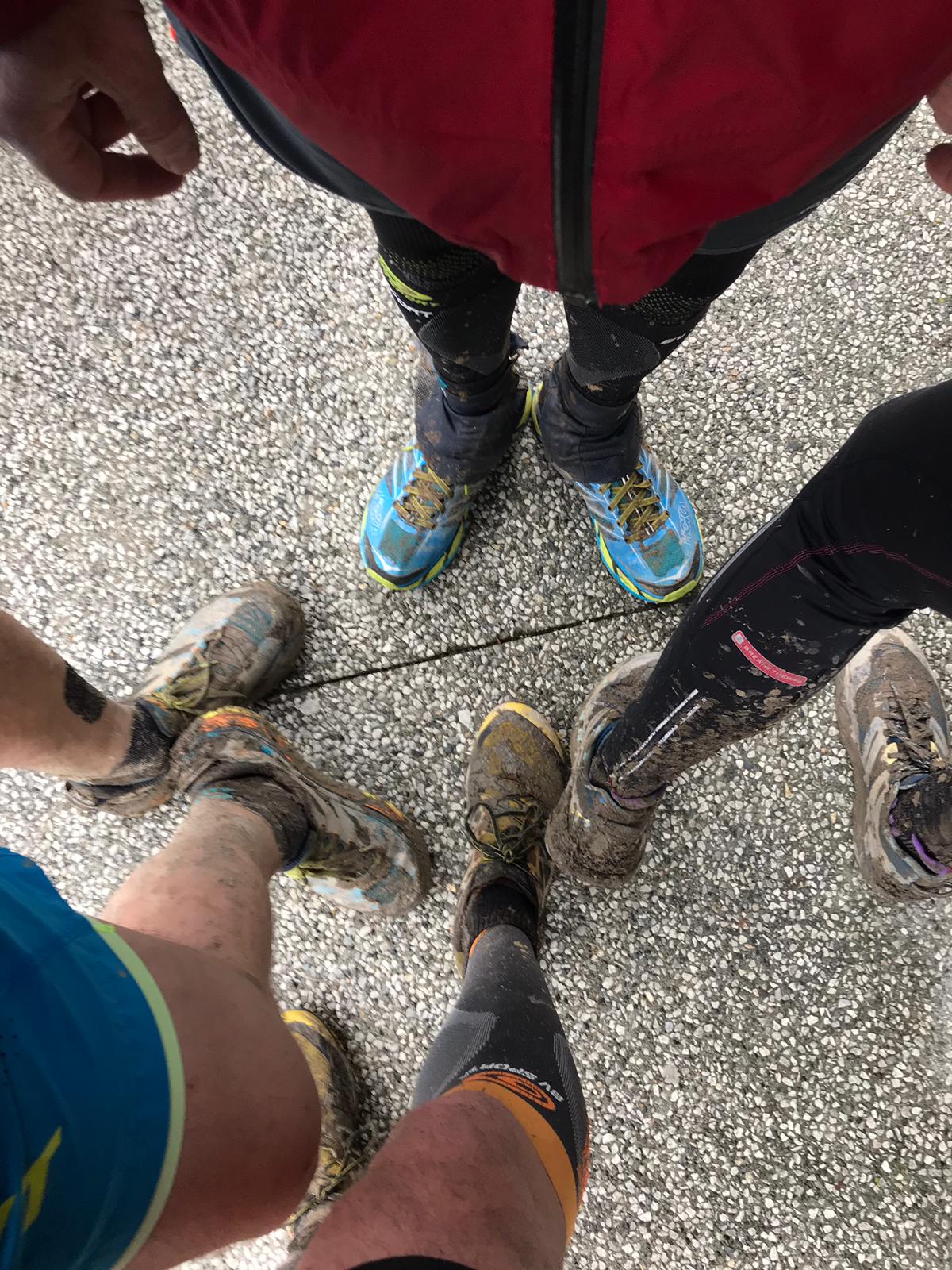 pieds tout sales que y a de la boue dessus