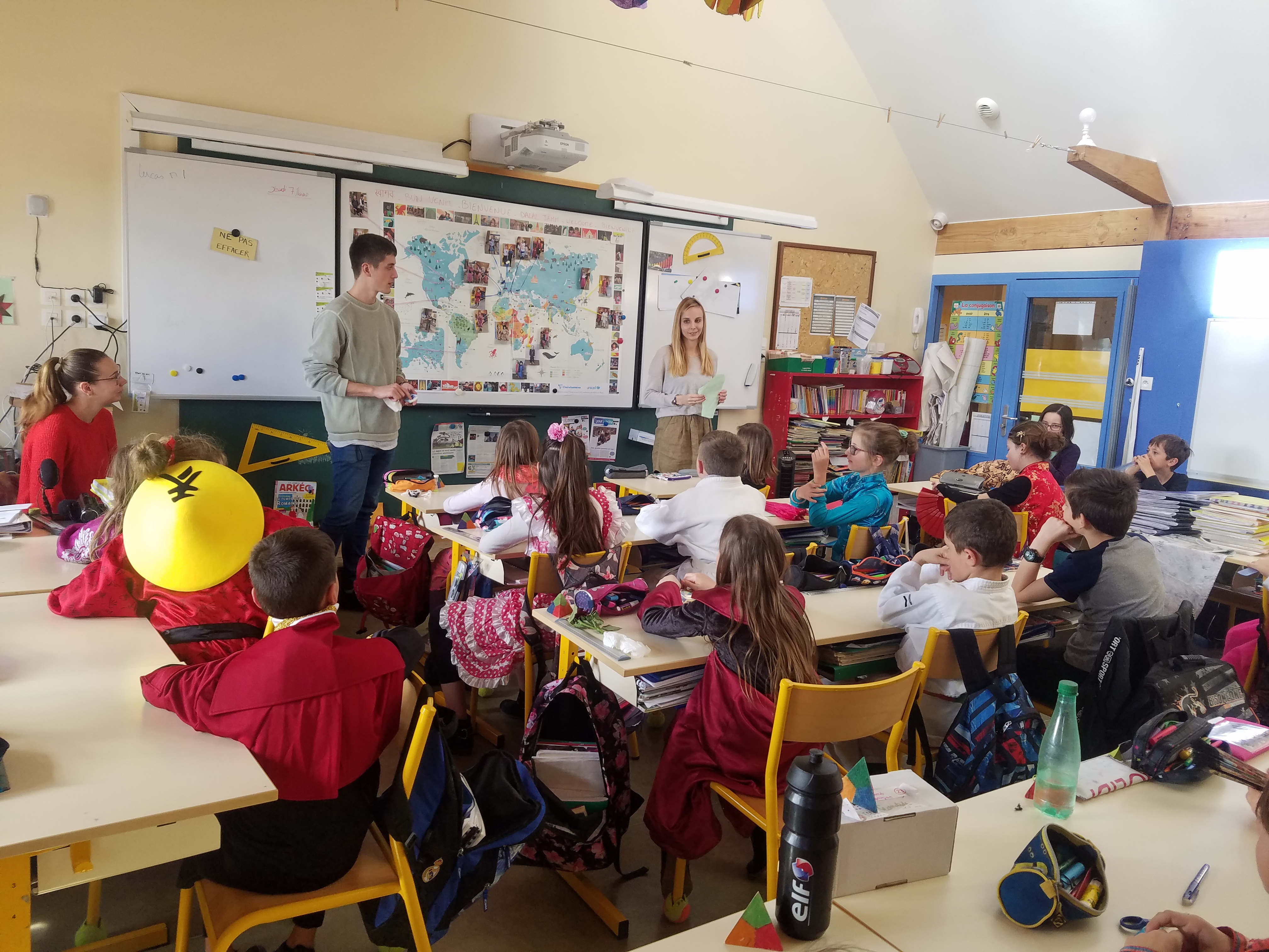 Julie et Guillaume en classe.jpg