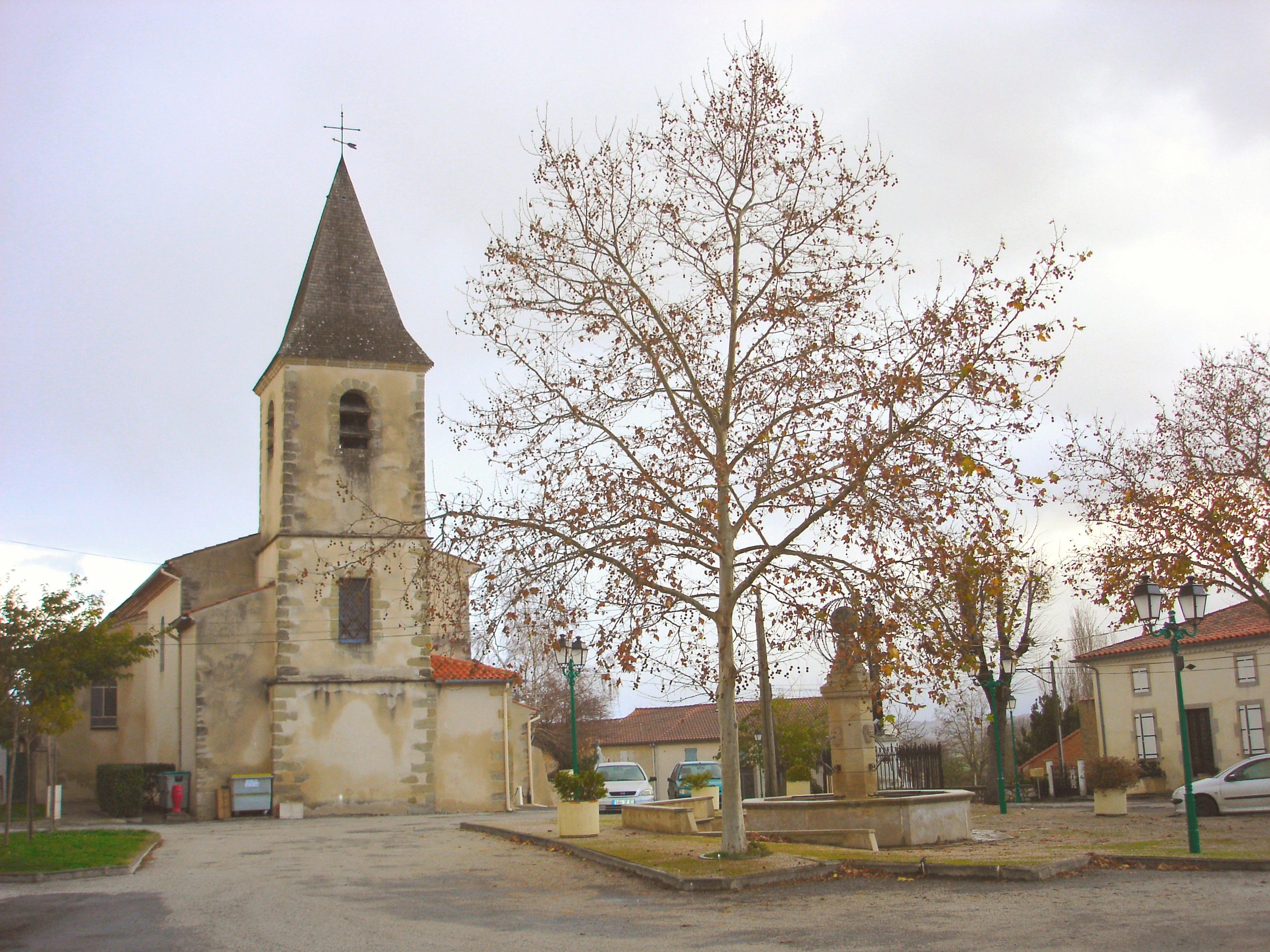 Église _ Place du village 3 _Dsc06210 _amélioré__.jpg