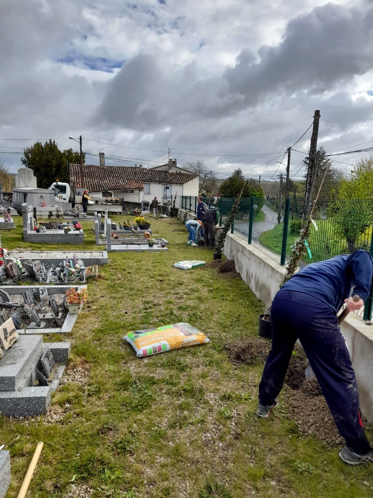 Embellissement du cimetière - 09-04-22 _2_.jpeg