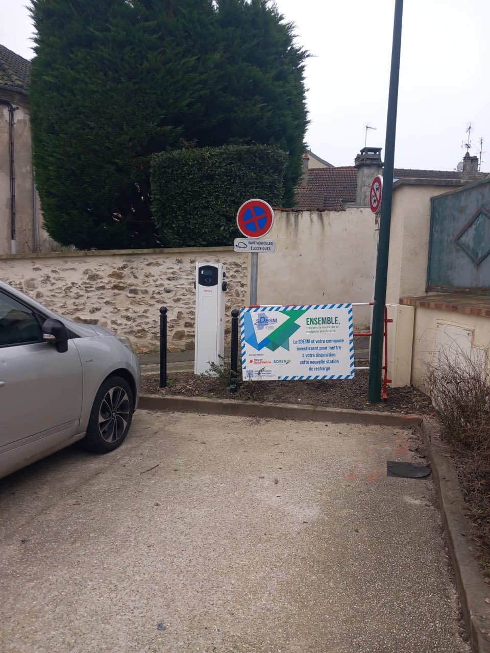 Borne de recharge pour véhicules éléctriques Rue de Constantine 07.03.2024.jpg