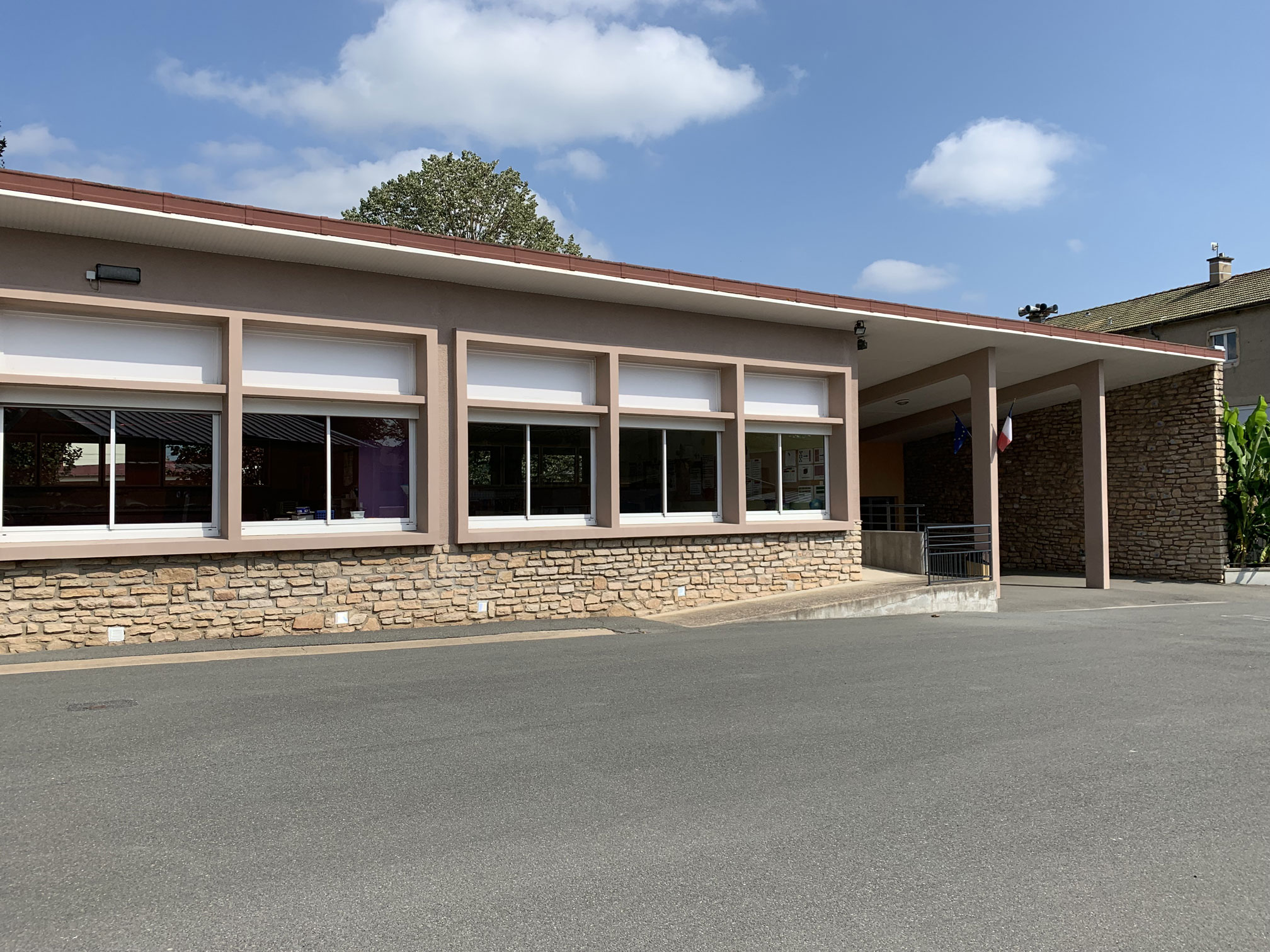 L'école primaire Jules Pinsard Commune de CrêchessurSaône