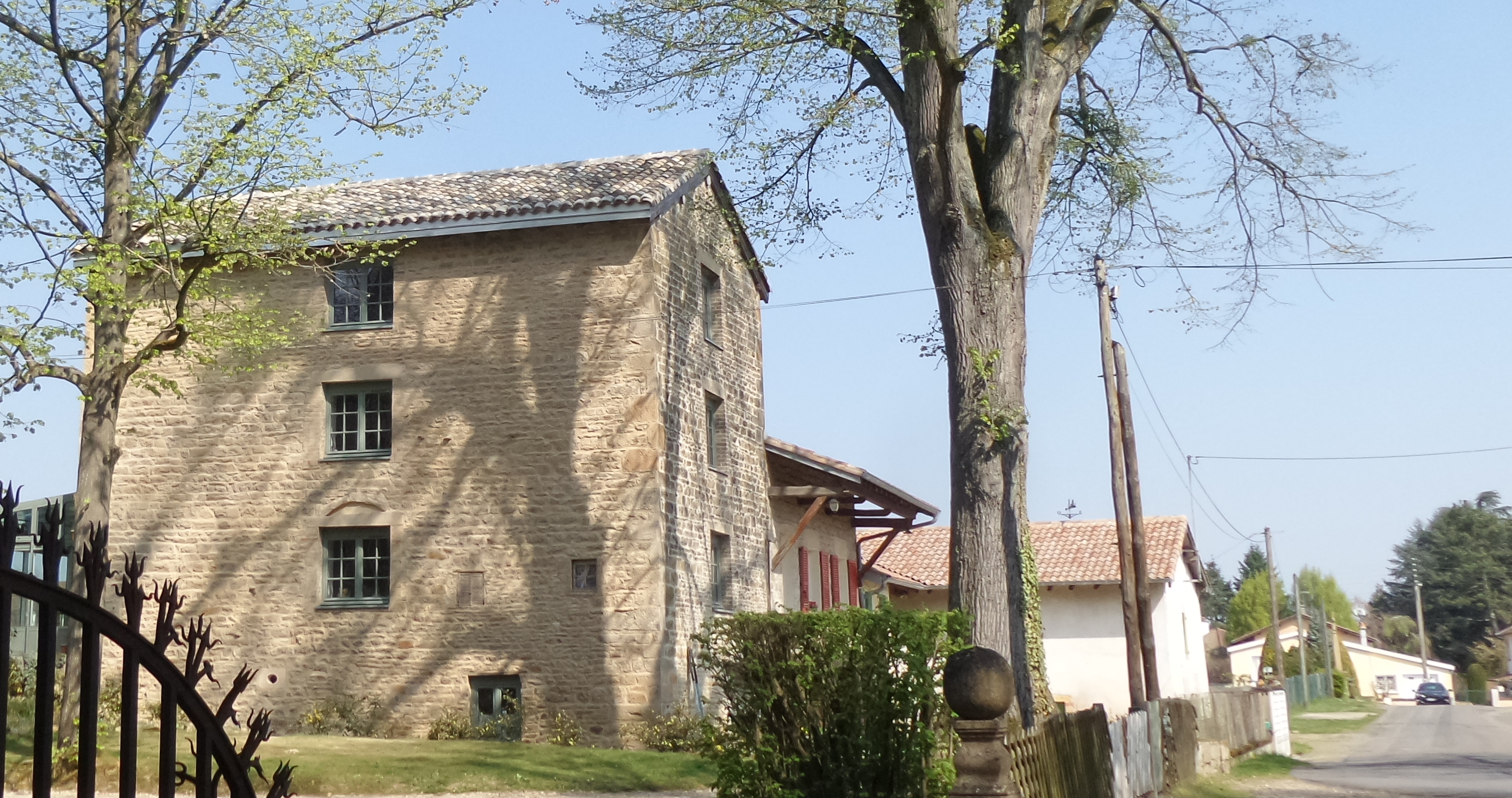 MOULIN D ESTOURS BATIMENT.jpg